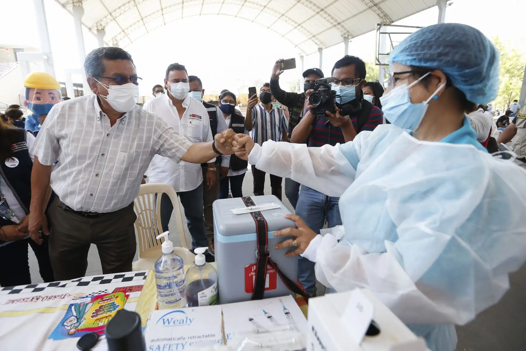 El ministro de Salud, Hernando Cevallos, supervisa la vacunación contra la covid-19 y el descarte con pruebas moleculares en la I.E. Santa Rosa, Piura. Foto: Minsa