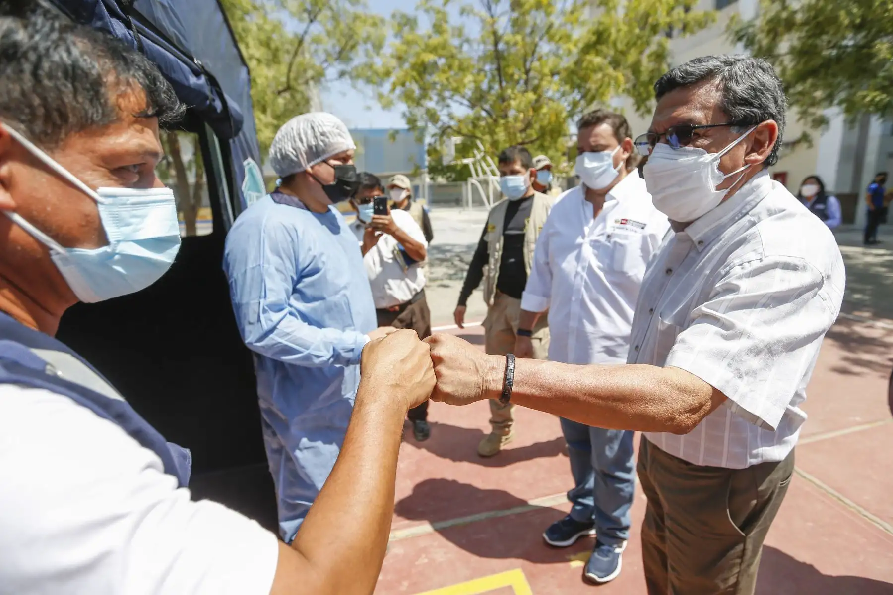 El ministro de Salud, Hernando Cevallos, supervisa la vacunación contra la covid-19 y el descarte con pruebas moleculares en la I.E. Santa Rosa, Piura. Foto: Minsa