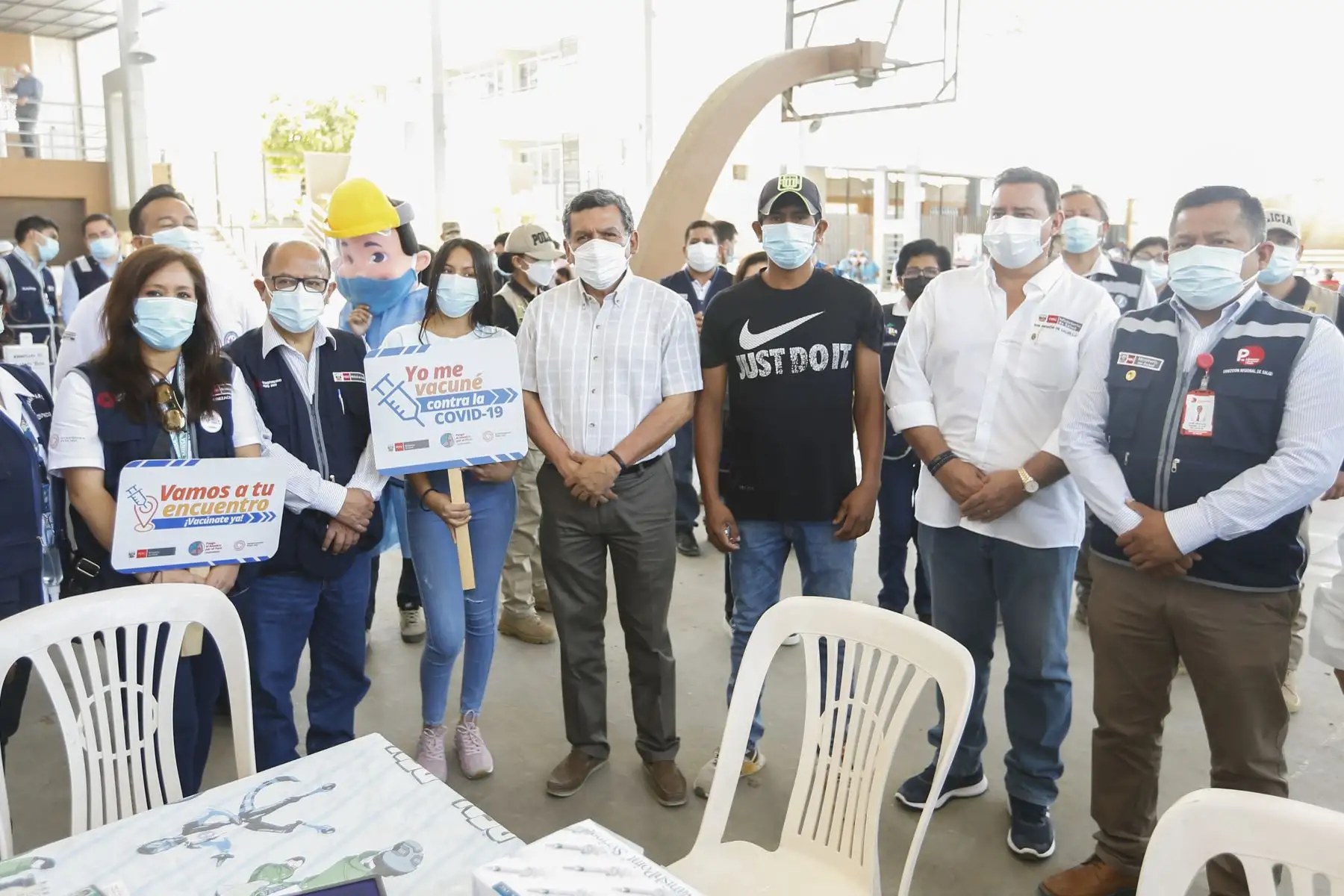 El ministro de Salud, Hernando Cevallos, supervisa la vacunación contra la covid-19 y el descarte con pruebas moleculares en la I.E. Santa Rosa, Piura. Foto: Minsa