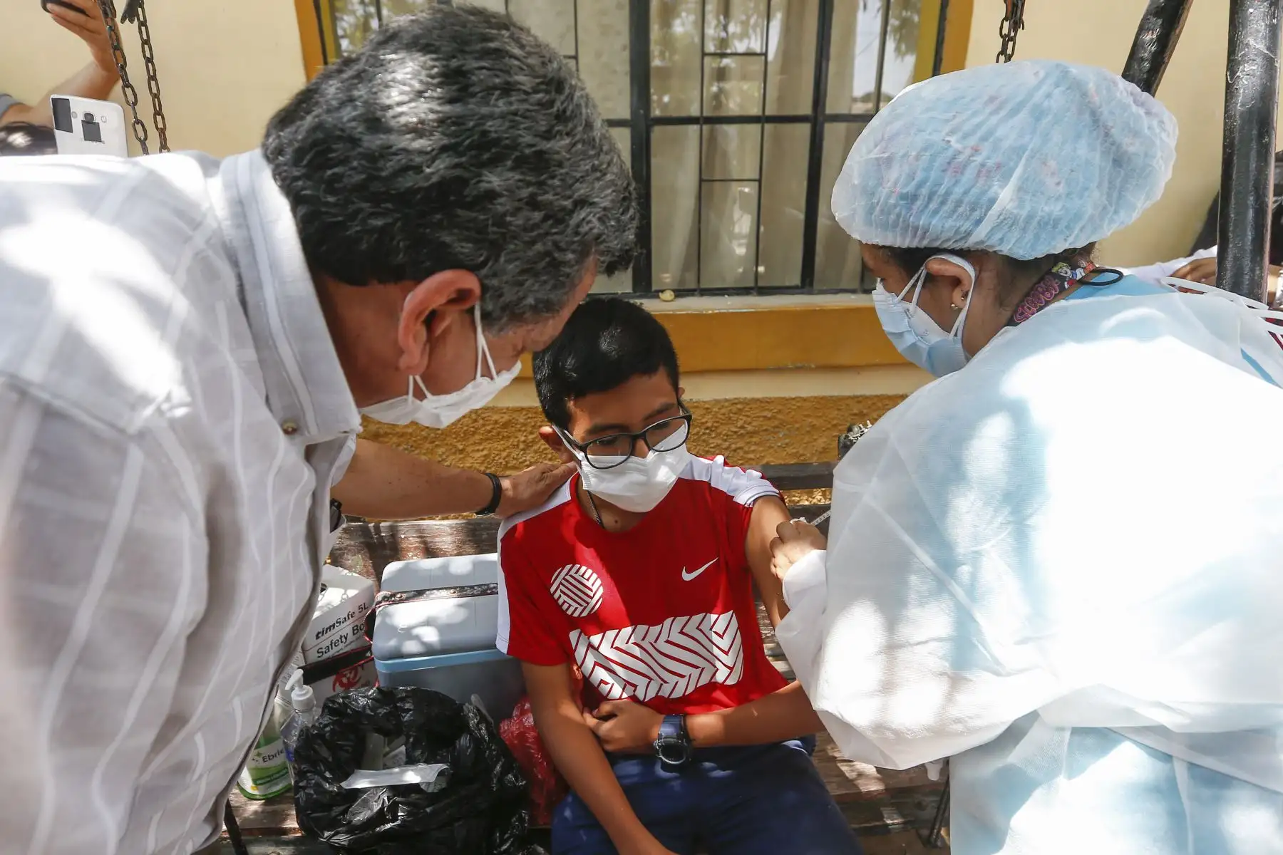 El ministro de Salud, Hernando Cevallos, supervisa la vacunación contra la covid-19 y el descarte con pruebas moleculares en la I.E. Santa Rosa, Piura. Foto: Minsa