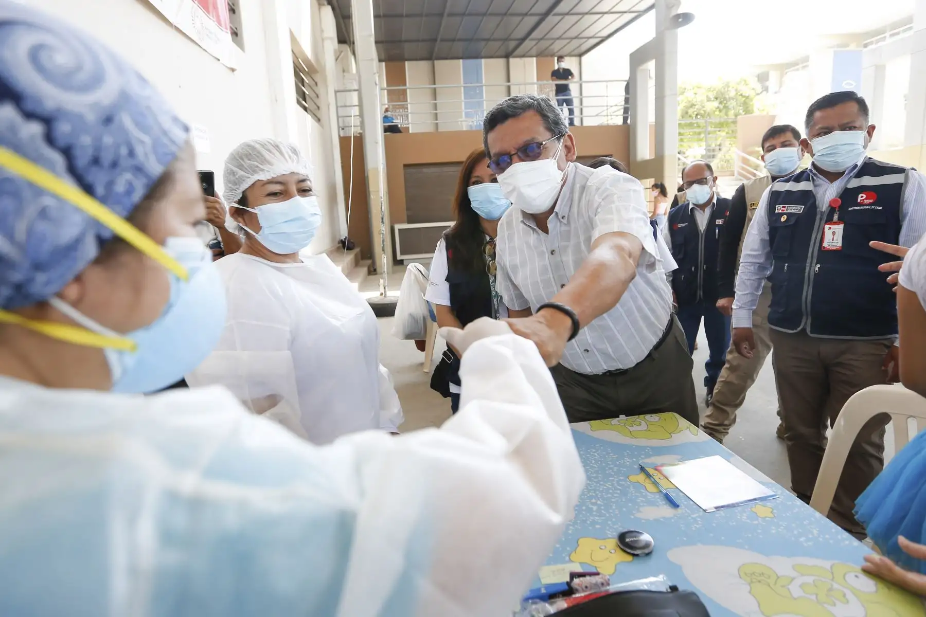 El ministro de Salud, Hernando Cevallos, supervisa la vacunación contra la covid-19 y el descarte con pruebas moleculares en la I.E. Santa Rosa, Piura. Foto: Minsa