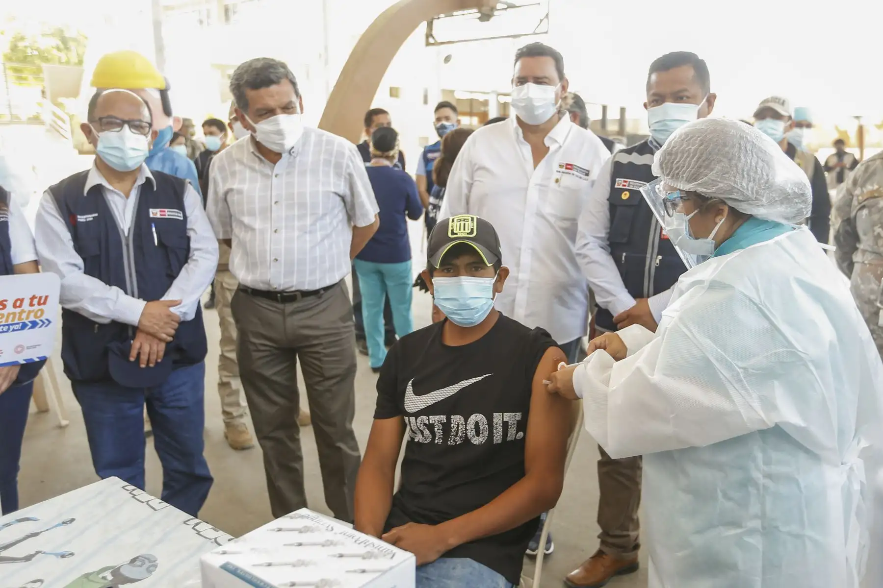 El ministro de Salud, Hernando Cevallos, supervisa la vacunación contra la covid-19 y el descarte con pruebas moleculares en la I.E. Santa Rosa, Piura. Foto: Minsa