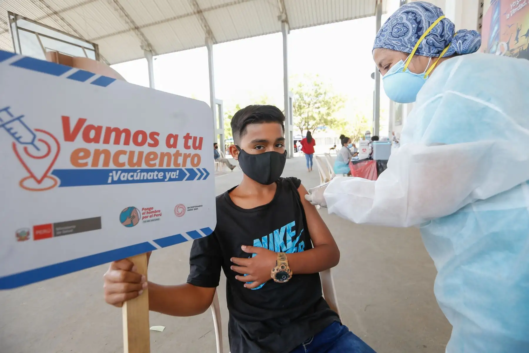 El ministro de Salud, Hernando Cevallos, supervisa la vacunación contra la covid-19 y el descarte con pruebas moleculares en la I.E. Santa Rosa, Piura. Foto: Minsa