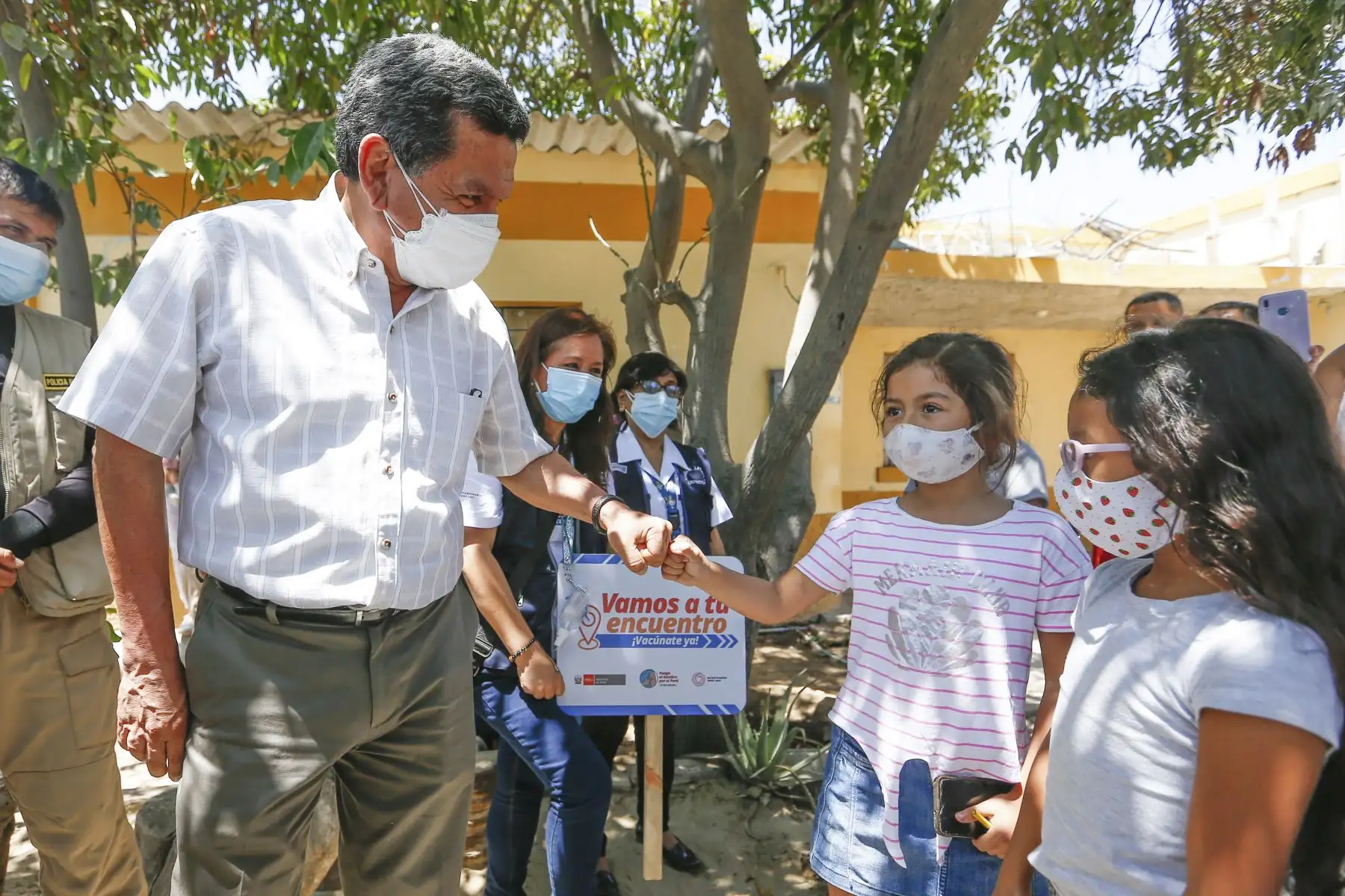 El ministro de Salud, Hernando Cevallos, supervisa la vacunación contra la covid-19 y el descarte con pruebas moleculares en la I.E. Santa Rosa, Piura. Foto: Minsa