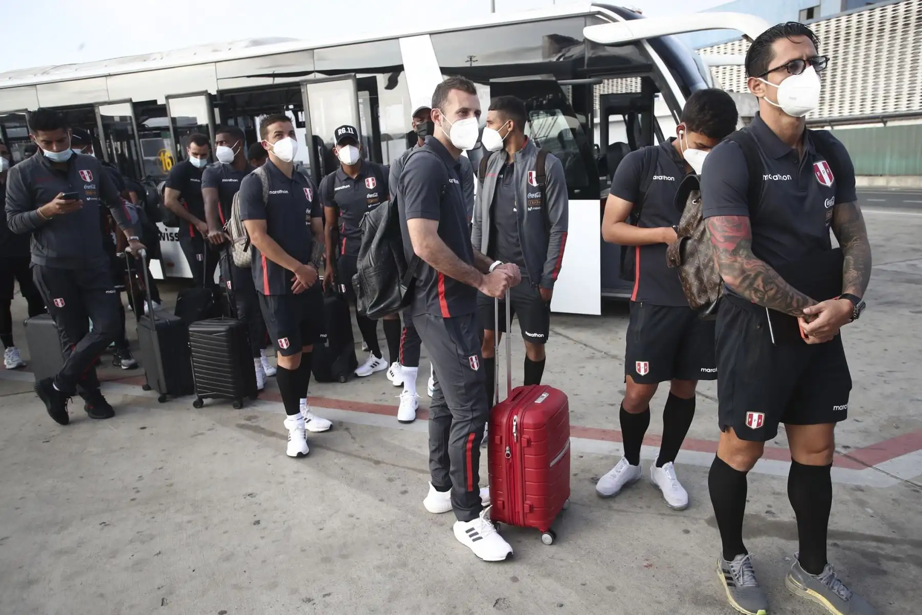 La selección peruana viajó a Caracas para enfrentar a la selección venezolana este martes por las clasificatorias al mundial Catar 2022. Foto: FPF