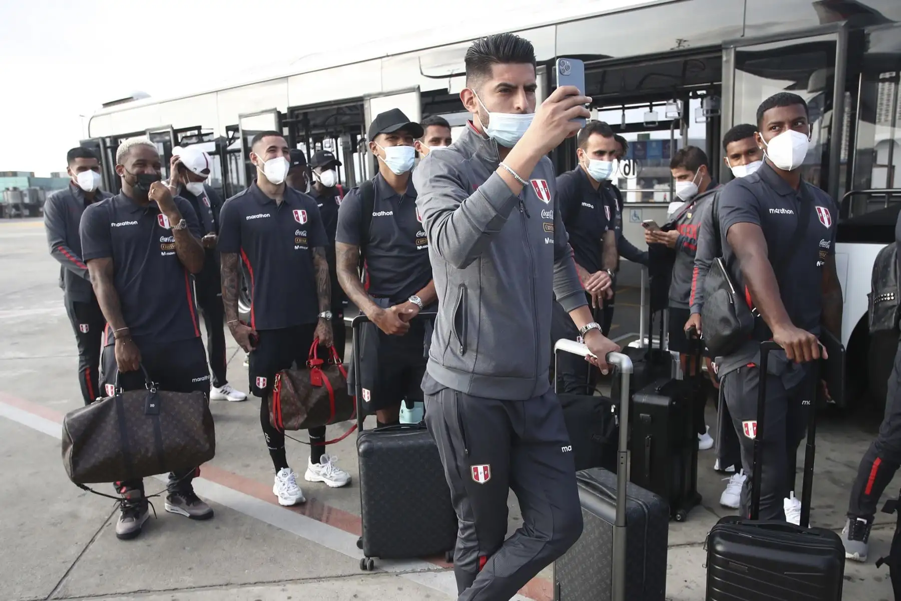 La selección peruana viajó a Caracas para enfrentar a la selección venezolana este martes por las clasificatorias al mundial Catar 2022. Foto: FPF