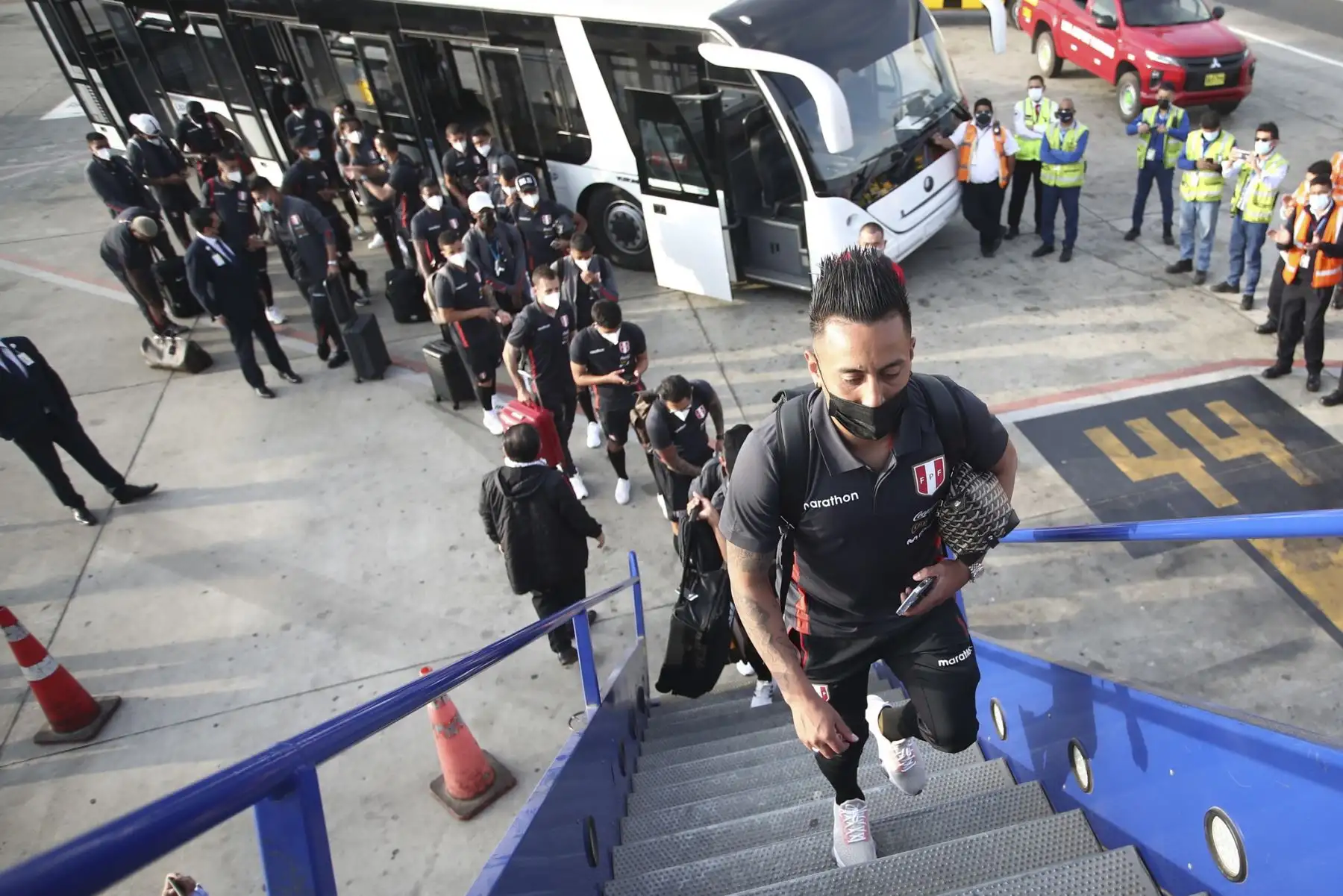 La selección peruana viajó a Caracas para enfrentar a la selección venezolana este martes por las clasificatorias al mundial Catar 2022. Foto: FPF