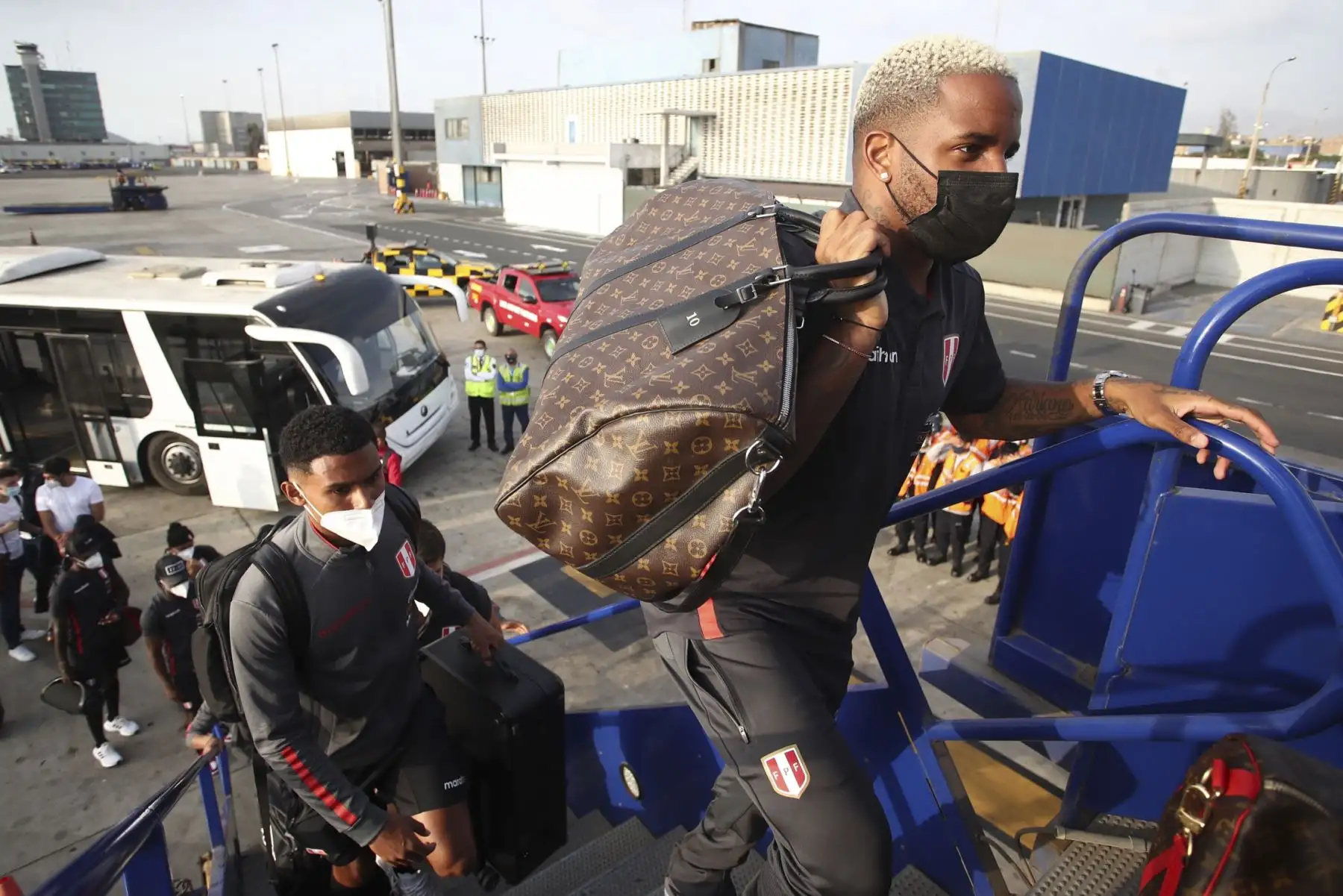 La selección peruana viajó a Caracas para enfrentar a la selección venezolana este martes por las clasificatorias al mundial Catar 2022. Foto: FPF