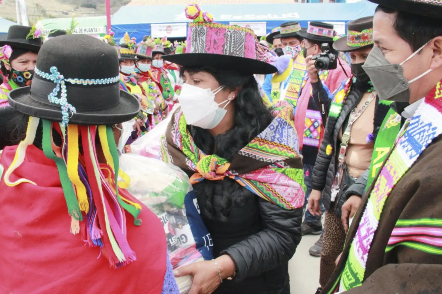 En una jornada de ayuda social, la primera dama de la Nación, Lilia Paredes, entregó a la población de Uchuraccay, en la región Ayacucho, herramientas y víveres para fomentar su bienestar. Foto: Presidencia