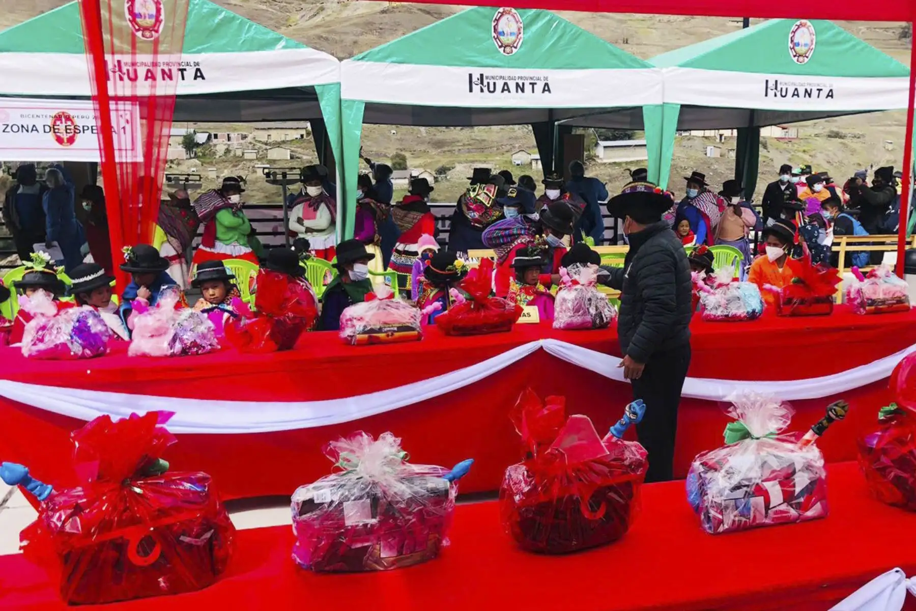En una jornada de ayuda social, la primera dama de la Nación, Lilia Paredes, entregó a la población de Uchuraccay, en la región Ayacucho, herramientas y víveres para fomentar su bienestar. Foto: Presidencia