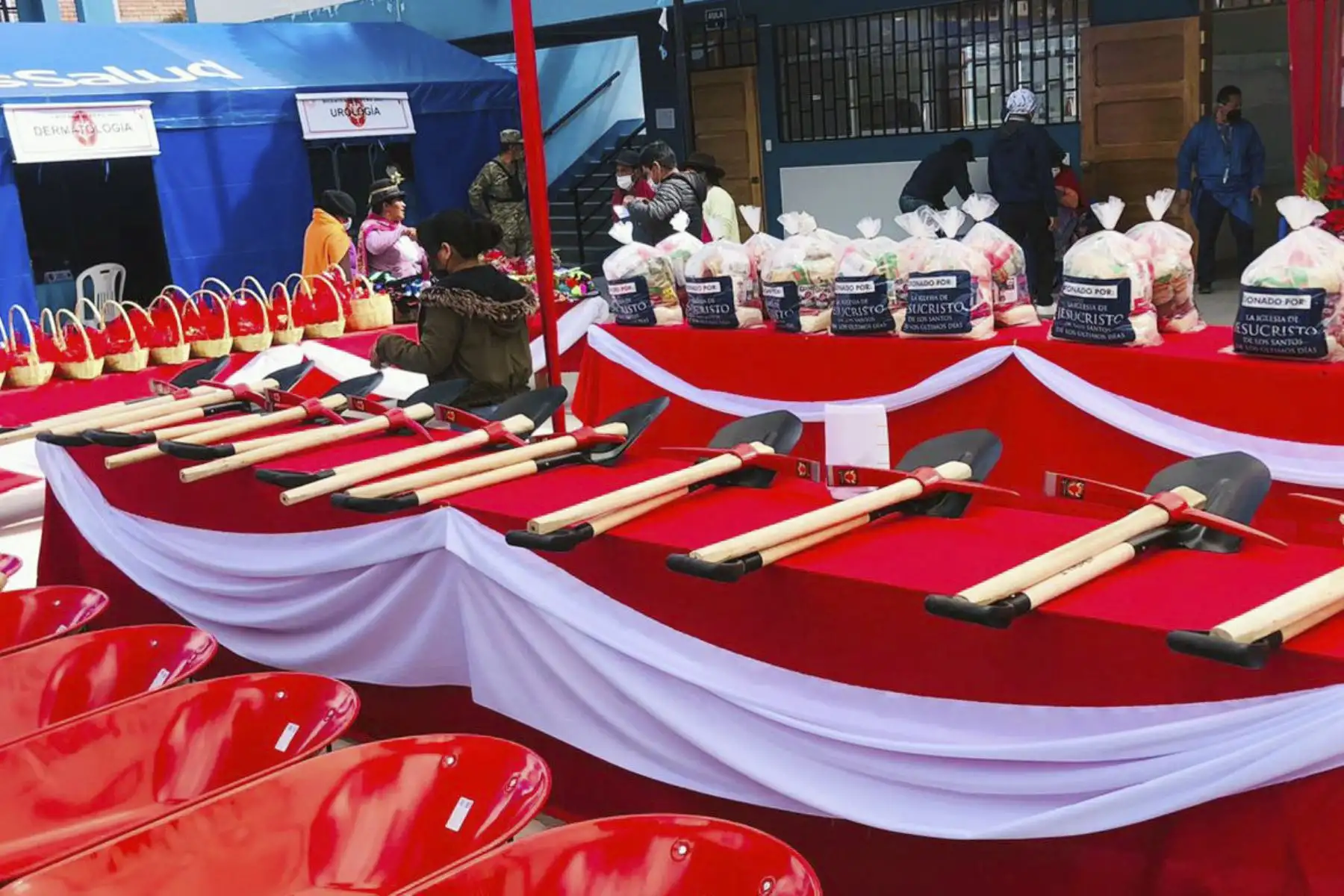 En una jornada de ayuda social, la primera dama de la Nación, Lilia Paredes, entregó a la población de Uchuraccay, en la región Ayacucho, herramientas y víveres para fomentar su bienestar. Foto: Presidencia