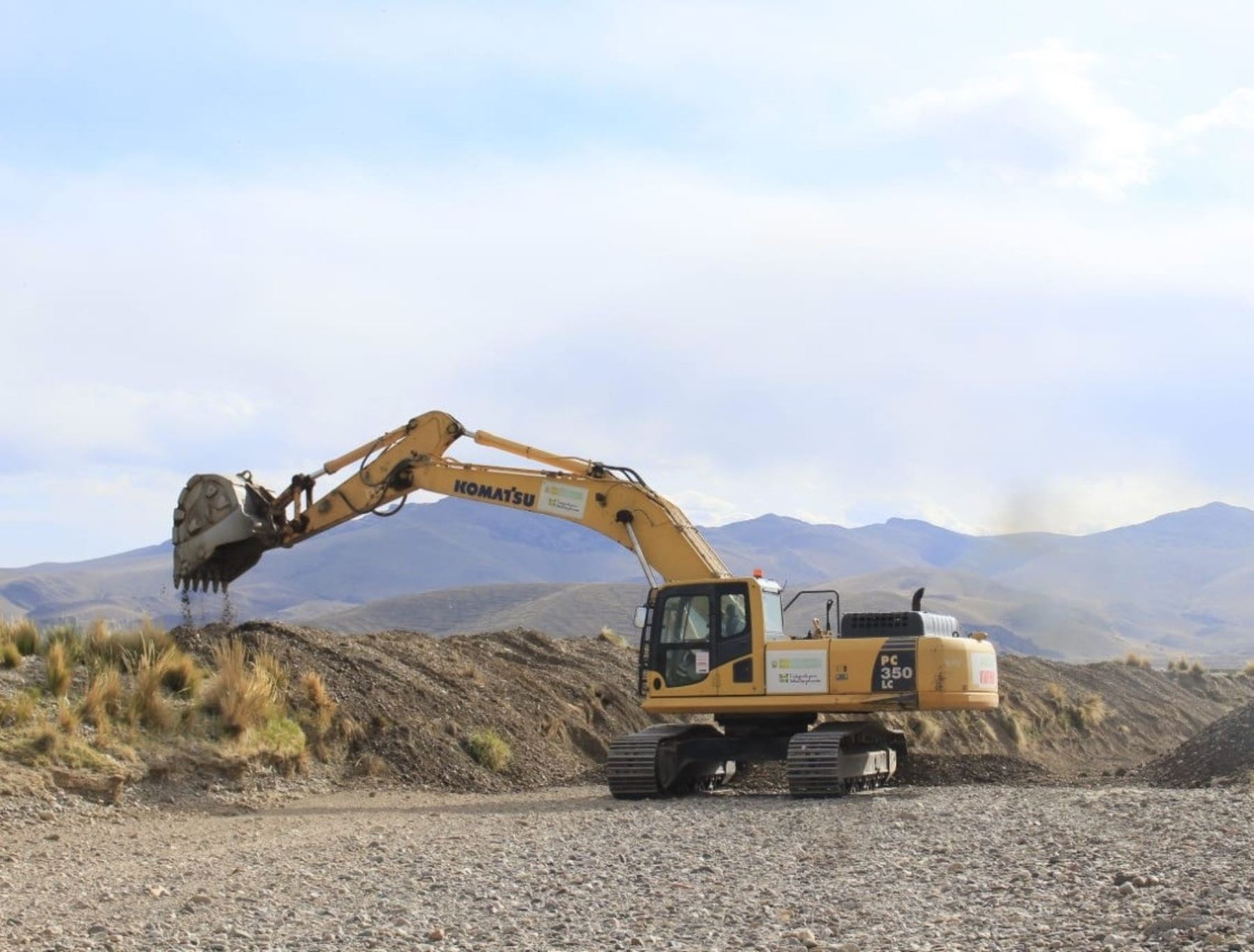 El Ministerio de Vivienda inició las labores de limpieza del río Caracara para prevenir posibles desbordes que afecten a poblados ubicados en el distrito de Cabanilla, provincia de Lampa, región Puno.