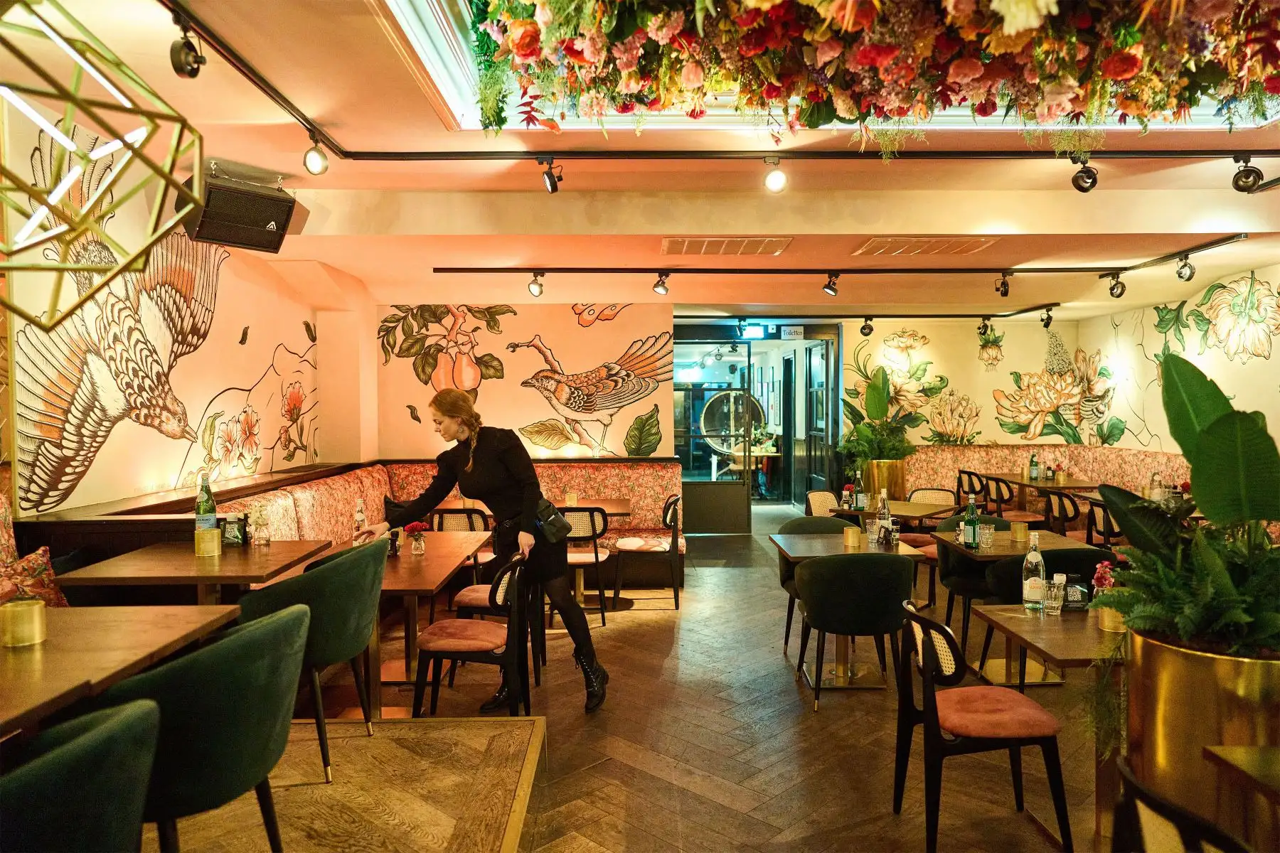 Un trabajador limpia el restaurante Luden en La Haya después de que todos los catering tengan que cerrar sus puertas, ya que el gabinete ha vuelto a endurecer las medidas de coronavirus debido al aumento de las cifras de contaminación. 
Foto: AFP