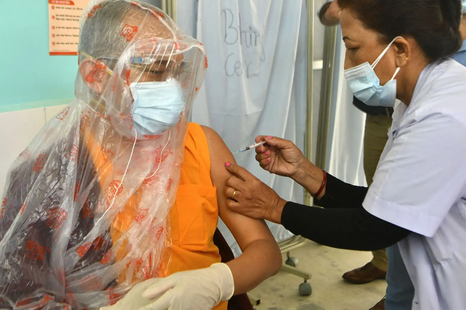 Un trabajador de la salud inocula a un monje con la vacuna Pfizer-BioNTech contra el coronavirus Covid-19 en Katmandú.
Foto: AFP