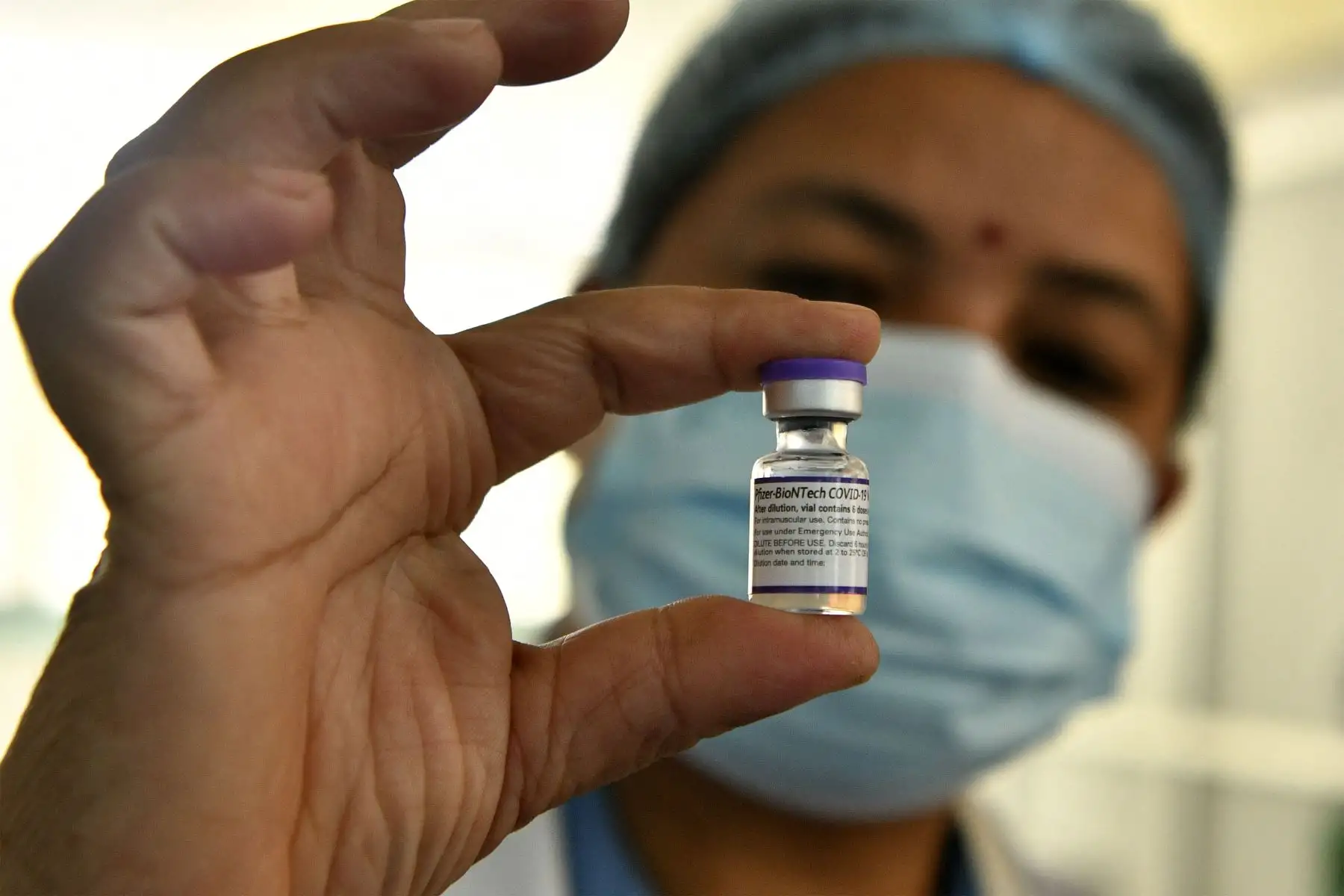 Un trabajador de la salud muestra un vial de la vacuna Pfizer-BioNTech contra el coronavirus Covid-19 en Katmandú , luego de que el gobierno comenzara una campaña para vacunar a las personas mayores de 12 años y aquellas con enfermedades crónicas de salud. 
Foto : AFP