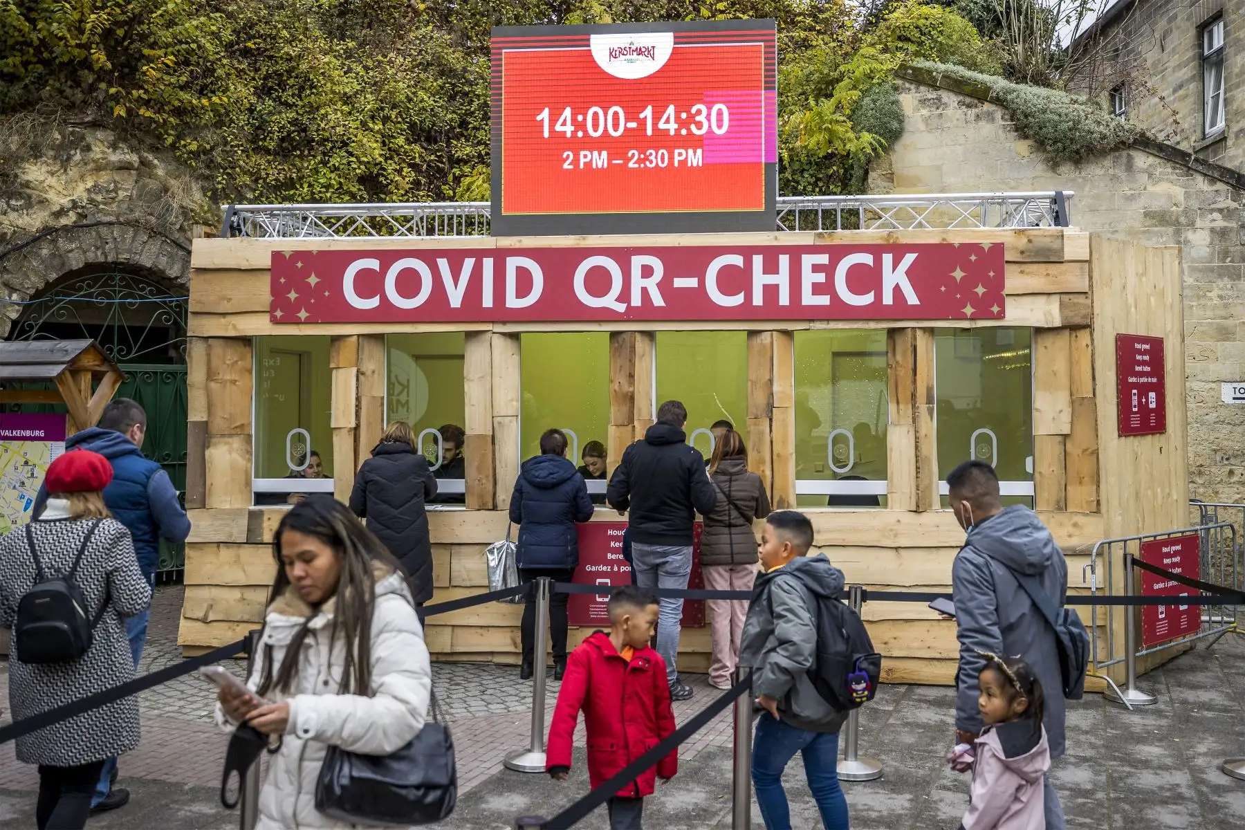 A los visitantes se les escanea el código QR de coronavirus en el mercado navideño de Valkenburg.
Foto: AFP
