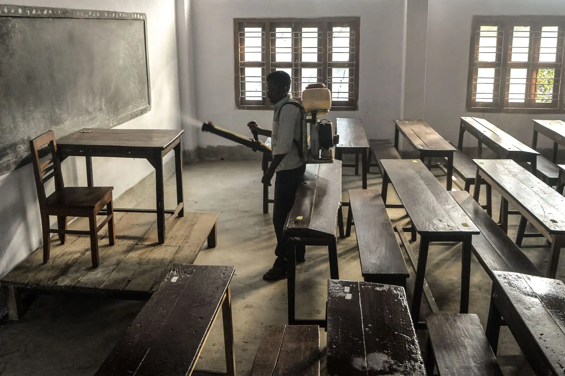 Un trabajador municipal desinfecta un aula en una escuela de Siliguri, luego de que el gobierno estatal anunciara la reapertura de instituciones educativas que estaban cerradas como medida preventiva contra la propagación del coronavirus Covid-19.
Foto : AFP