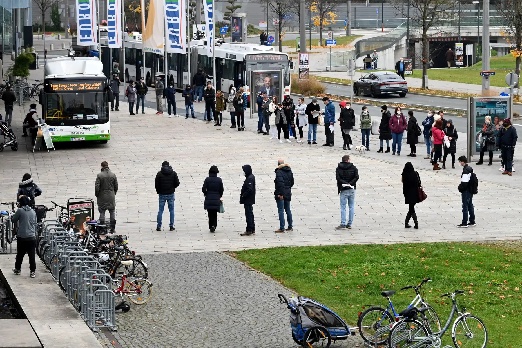 Las personas hacen fila para vacunarse contra el Covid-19 en el "Impfbus" en Salzburgo, Austria.
Foto : AFP