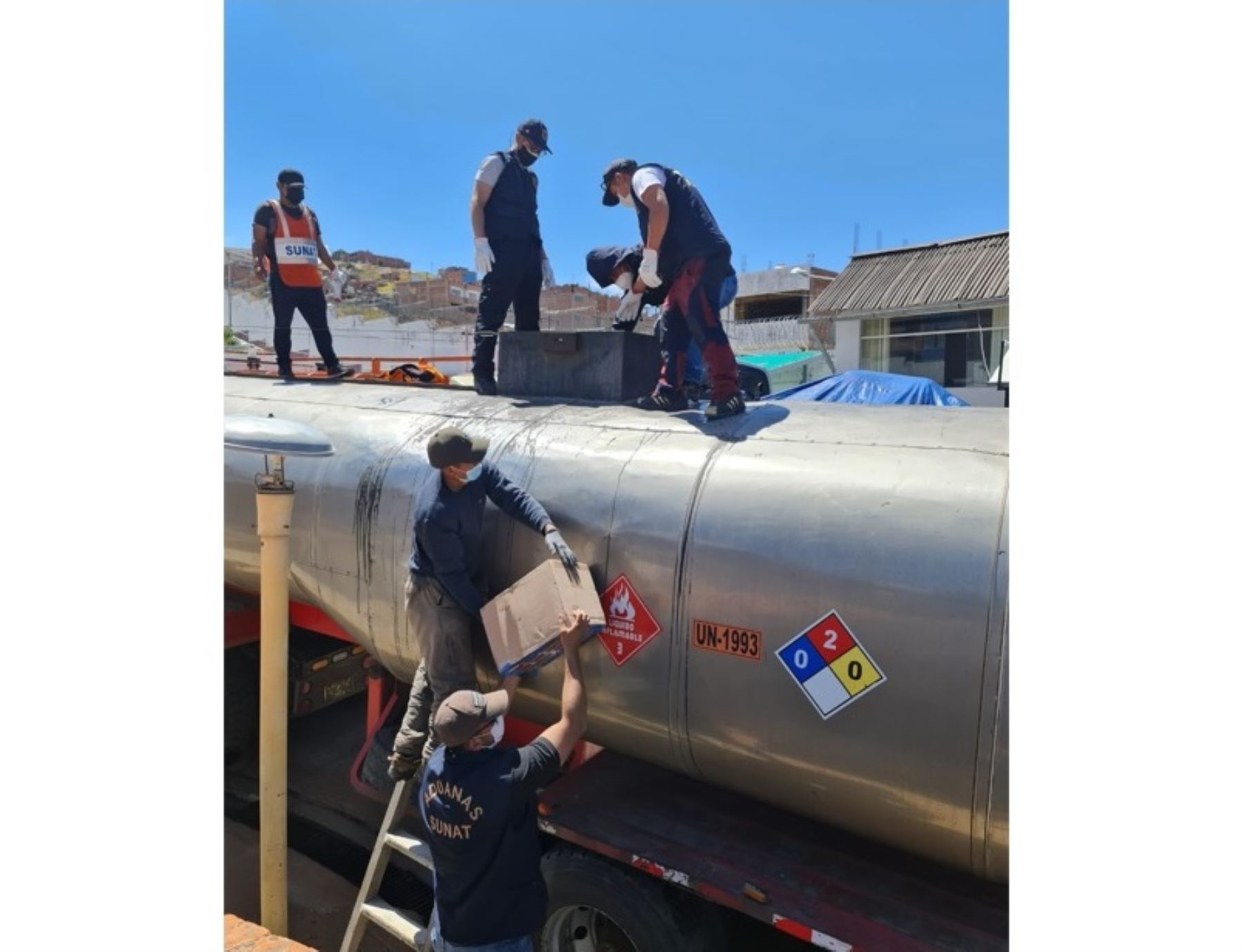 Agentes de Aduanas de la Sunat intervienieron en Puno a un camión cisterna que ocultaba mercancías de contrabando por un valor de S/ 1 millón.