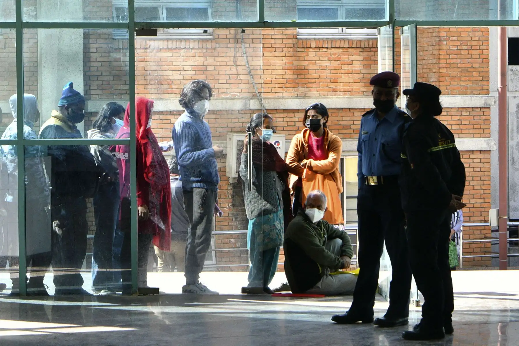 Las personas hacen cola para recibir una dosis de la vacuna Pfizer-BioNTech contra el coronavirus covid-19 en Katmandú.
Foto : AFP