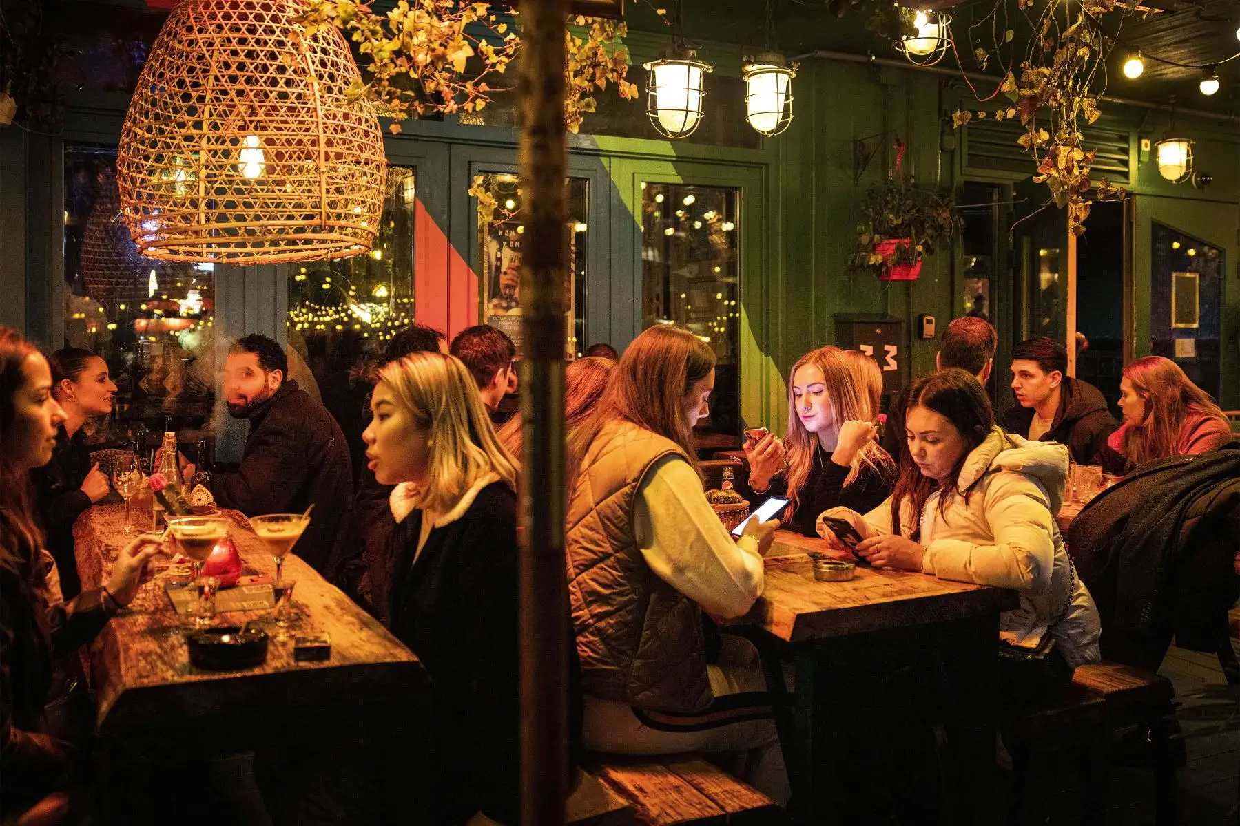Los huéspedes en un café - restaurante disfrutan de su última bebida antes de que todo el catering tenga que cerrar sus puertas a las siete en punto en Ámsterdam.
Foto : AFP
