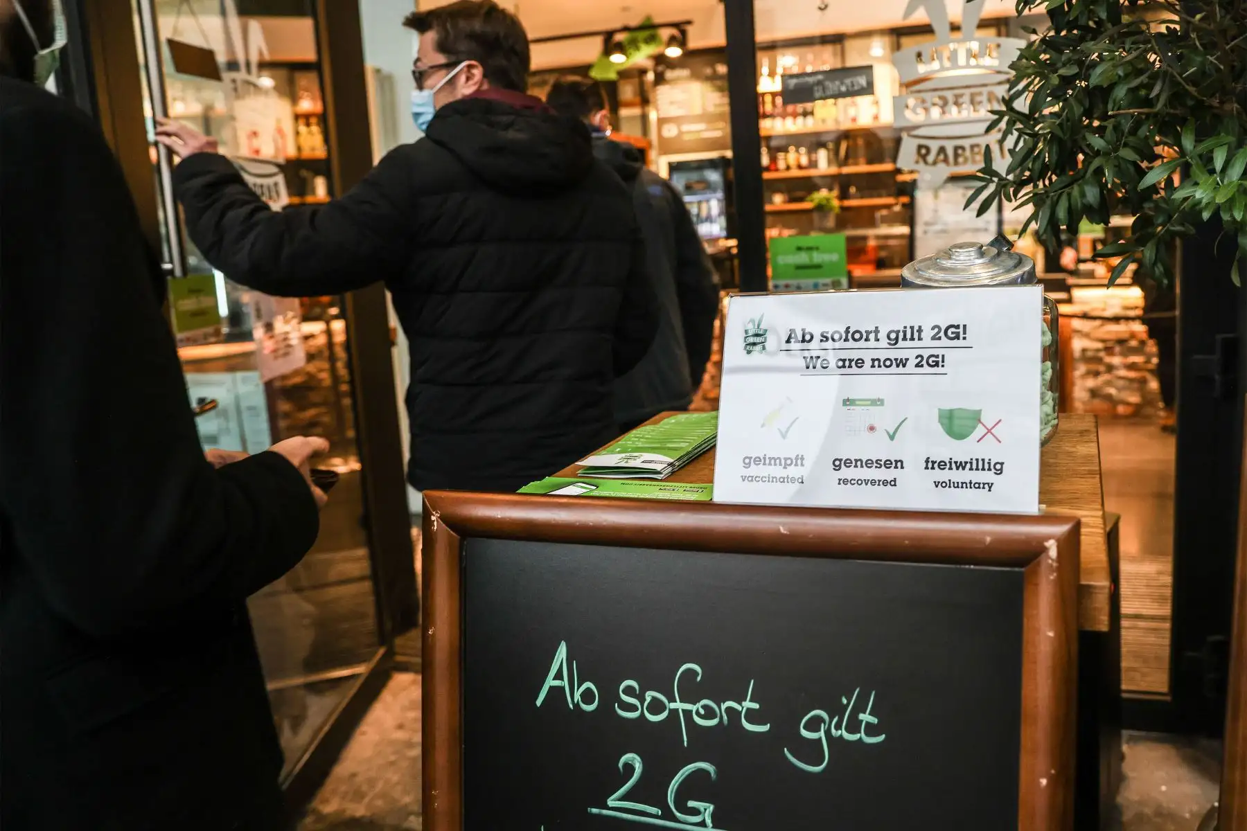 En la entrada de un restaurante en Berlín, Alemania, se coloca un cartel de 