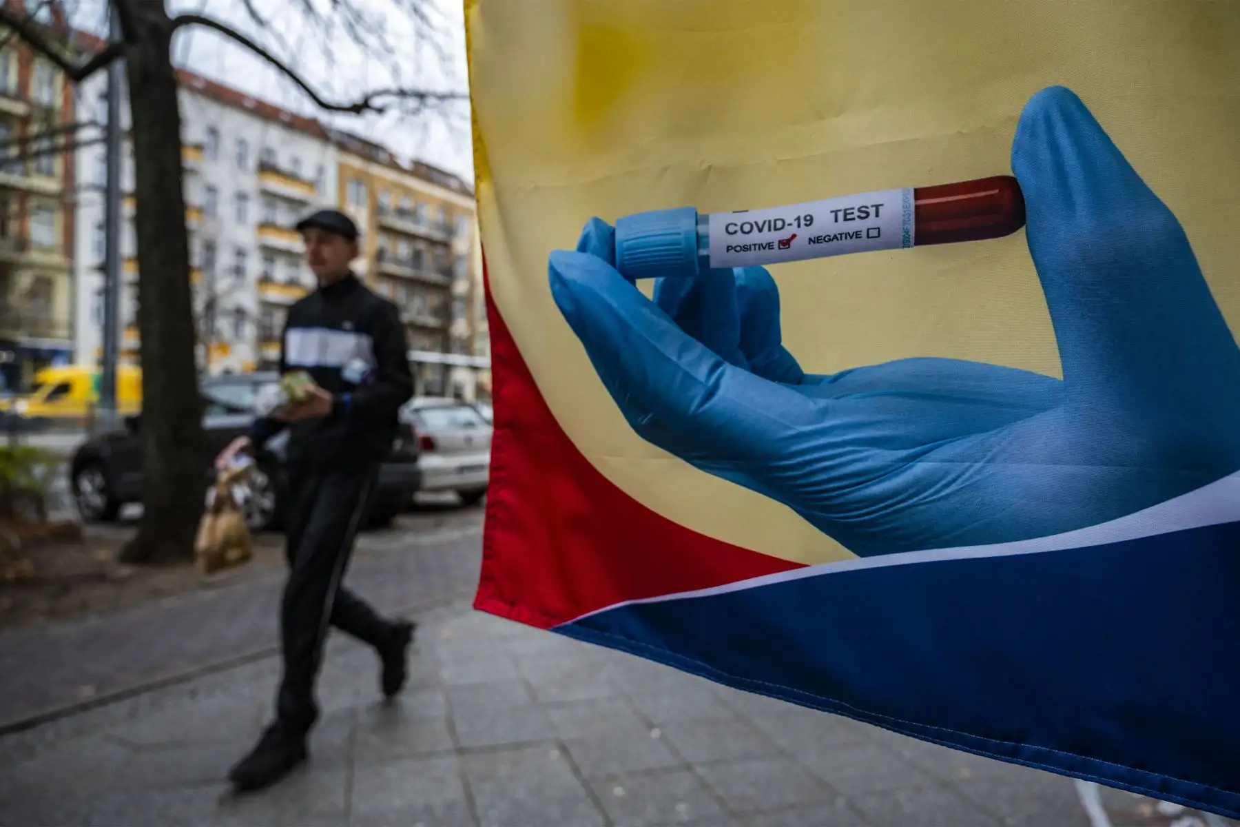 Un hombre pasa junto a un centro de pruebas de coronavirus que ofrece pruebas rápidas de antígenos de coronavirus a las que los residentes alemanes pueden someterse de forma gratuita, en Berlín.
Foto: AFP