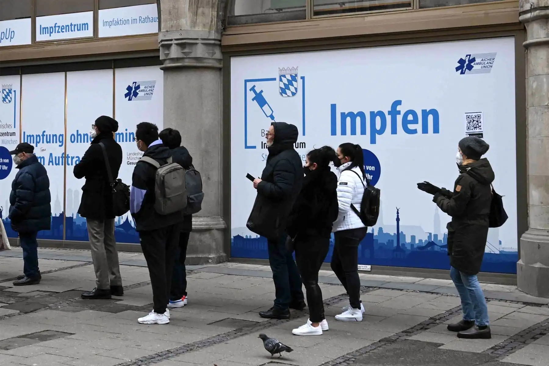 La gente espera frente a un centro de vacunación en la ciudad de Múnich, en el sur de Alemania.
Foto: AFP