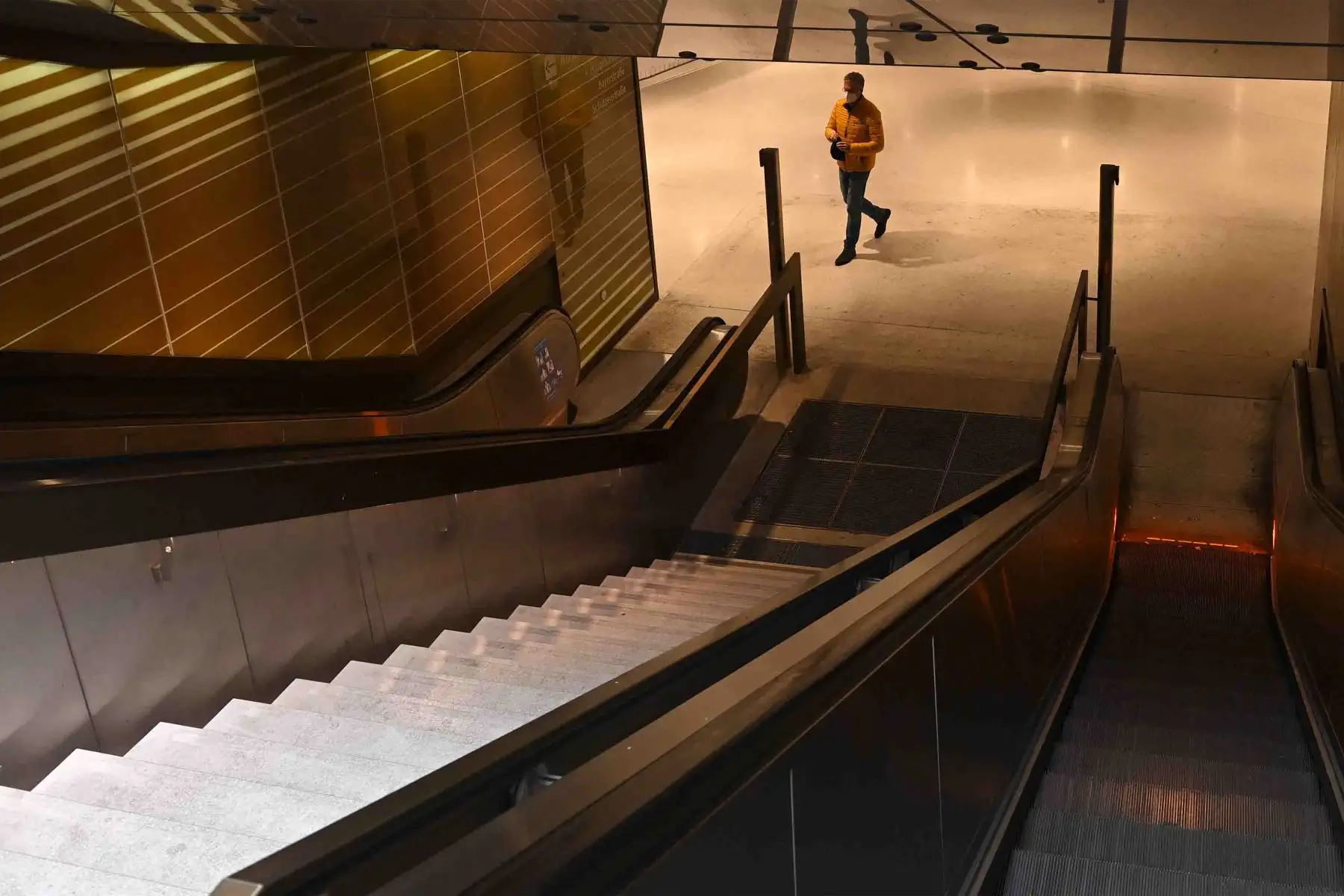Un hombre camina solo cerca de las escaleras mecánicas en un paso subterráneo para peatones en Munich, en el sur de Alemania.
Foto: AFP