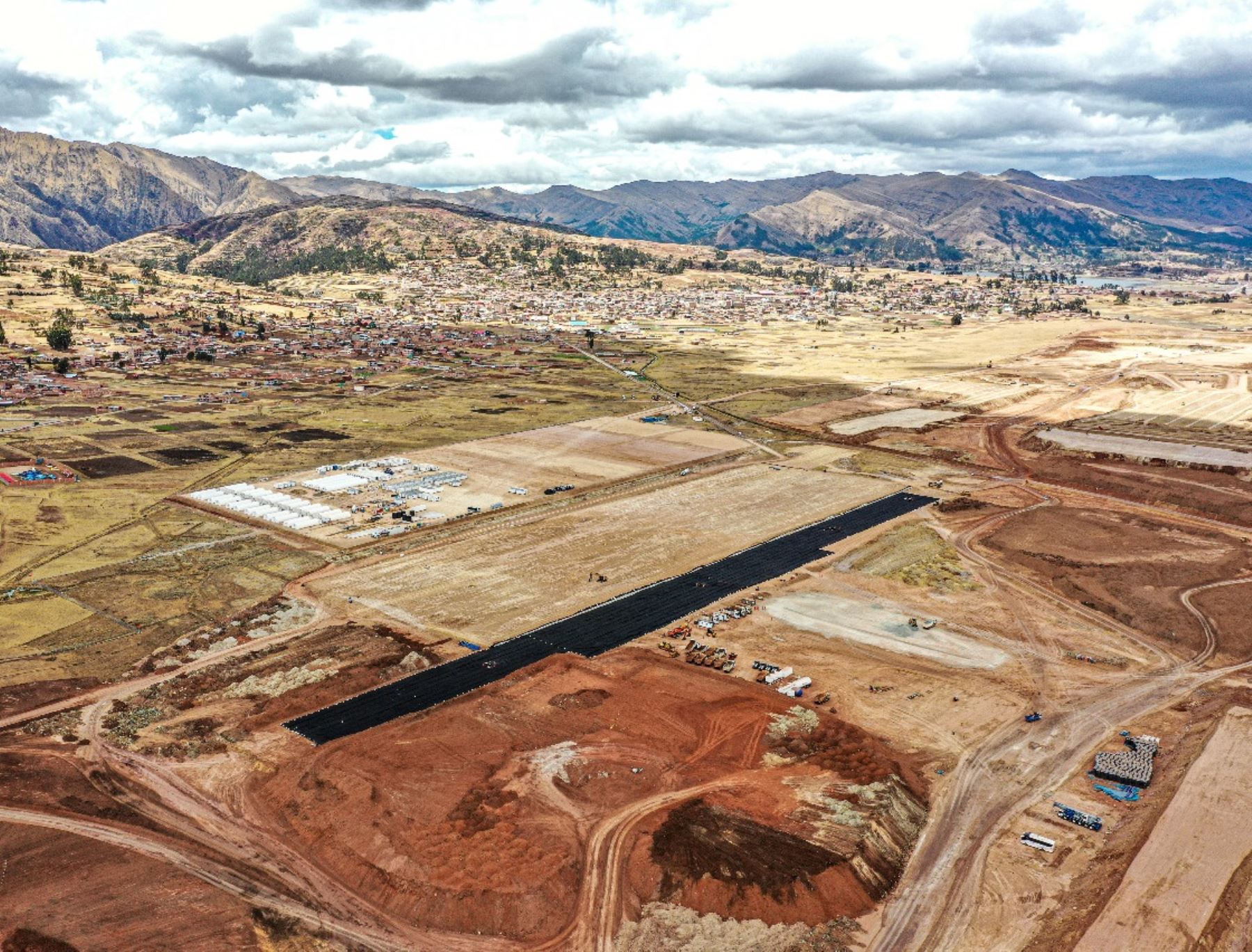Autoridades municipales de Cusco impulsan el asfalta de la carretera aeropuerto Chinchero-Valle Sagrado para dinamizar el turismo y economía de la región. ANDINA/Difusión