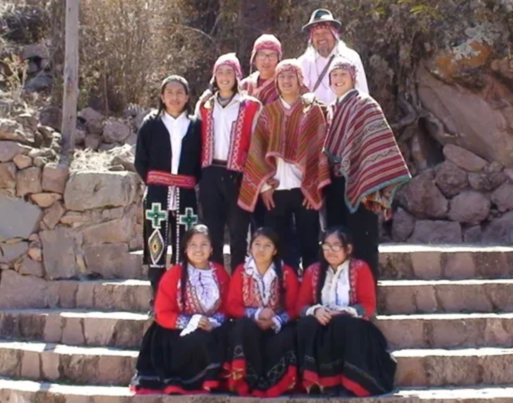 Unesco premia a la escuela andina Kusi Kawsay, ubicada en el Valle Sagrado de los Inca, en Cusco, por rescatar los valores indígenas andinos.