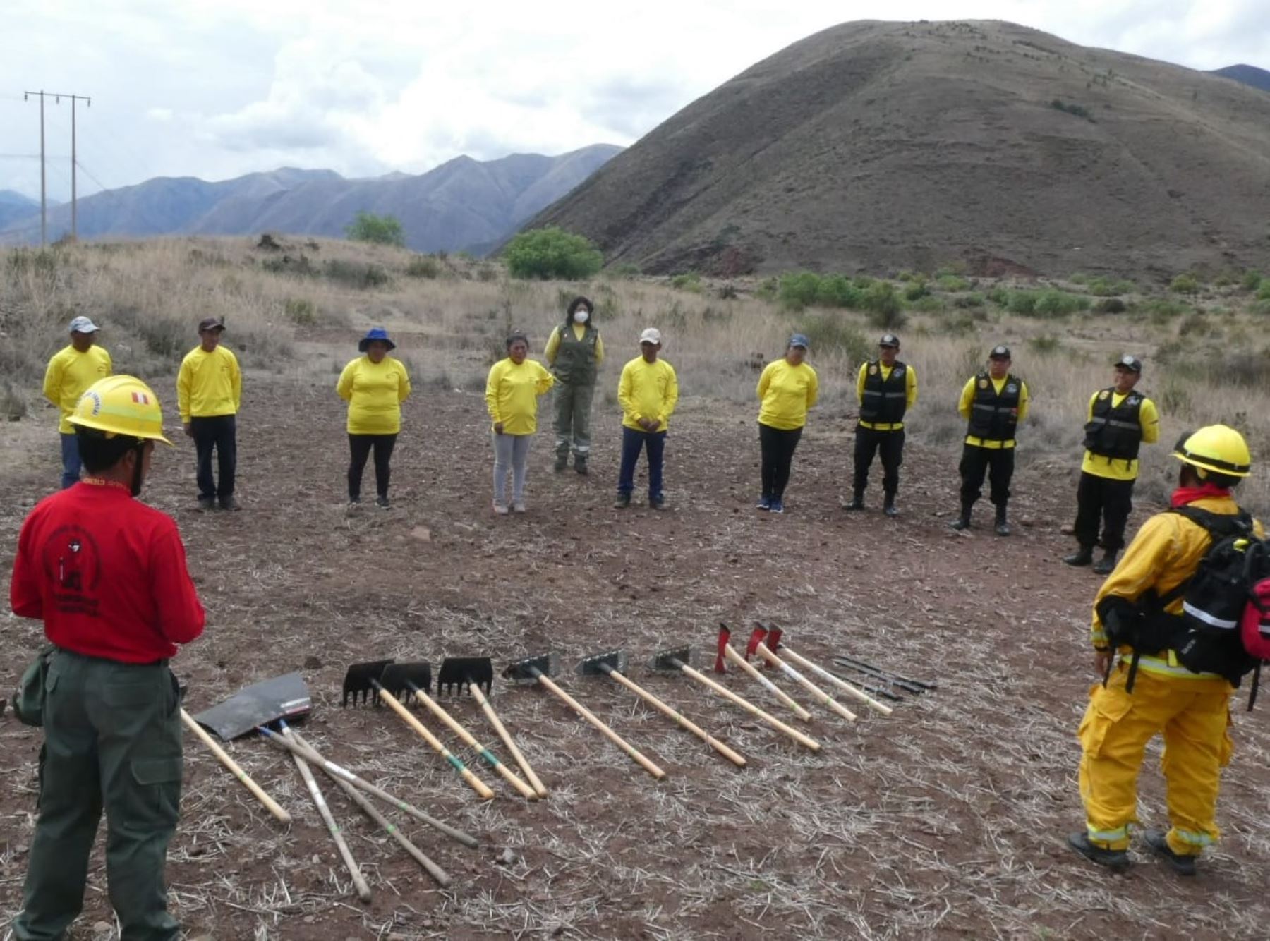 Guardaparques bomberos del Sernanp capacitan a pobladores del distrito de Andahuaylillas, en Cusco, en medidas de prevención de incendios forestales.