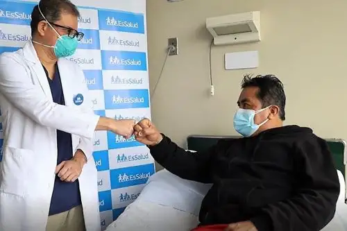 Tras permanecer varias semanas en UCI por covid-19, un paciente sometido a crioterapia vuelve a respirar con normalidad en el hospital Rebagliati.