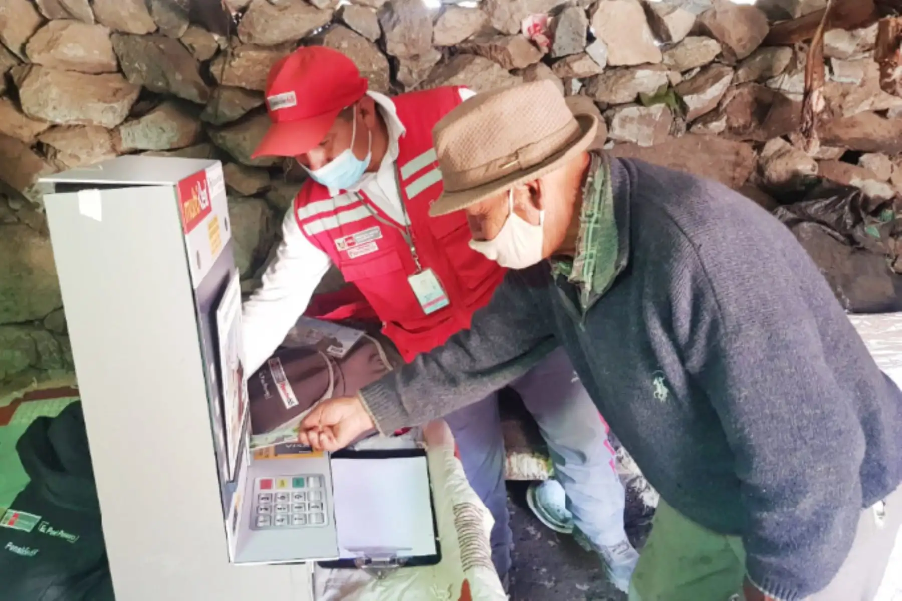 Previa capacitación en temas de educación financiera y uso de tarjetas brindada por el programa, adultos mayores disponen de la subvención en cajeros automáticos y agentes del Banco de la Nación. Foto: ANDINA/Difusión