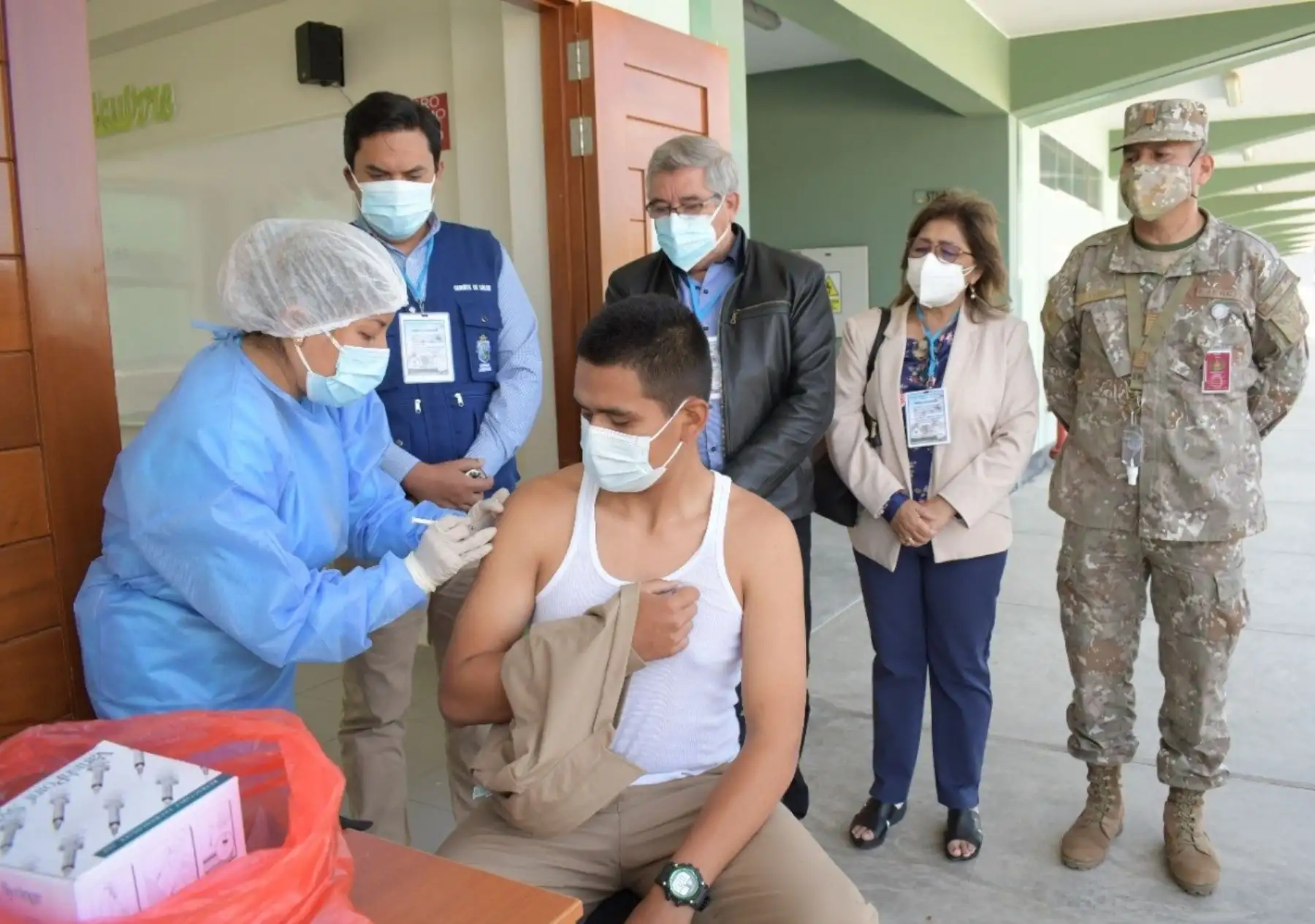 Con una jornada en el colegio militar Elías Aguirre la región Lambayeque puso en marcha ayer el programa "Vacúnate en tu cole", con el que busca cerrar las brechas de vacunación contra el covid-19. Foto: ​ANDINA/difusión.