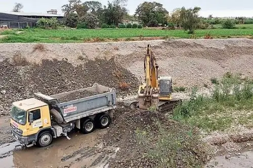 Programa Nuestras Ciudades del MVCS realiza la limpieza de cauces en los ríos Rímac y Lurín. Foto: MVCS/Difusión