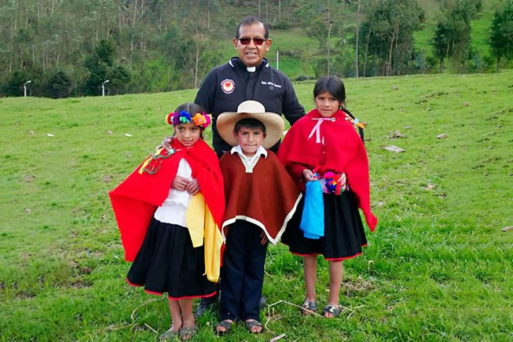 El padre Marco Antonio Toscano es capellán del Hospital San Bartolomé y presidente de la Asociación corazones y manos y solidarias San Francisco, a través de la cual más de 10,000 familias de las comunidades alejas del Perú ya recibieron soporte espiritual y material. ANDINA/Cortesía