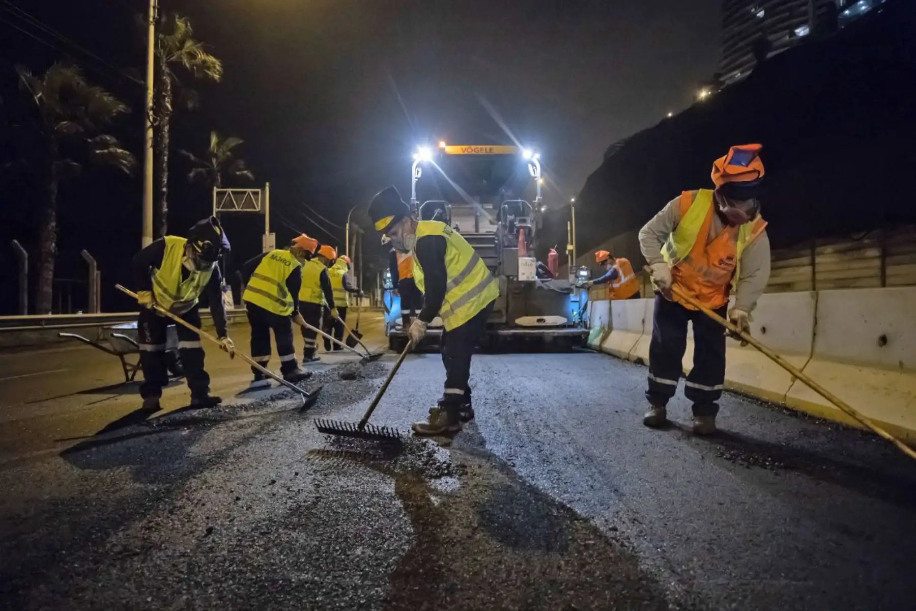En los próximos días se efectuará el pintado de 917 m2 de señalización horizontal, lo cual brindará una mayor visibilidad y seguridad a los conductores que circulan por la vía. Las actividades de asfaltado se ejecutaron entre las 10 p.m. y 5 a.m., a fin de no interrumpir la fluidez vehicular en esta zona.  Foto: ANDINA/ Municipalidad de Lima