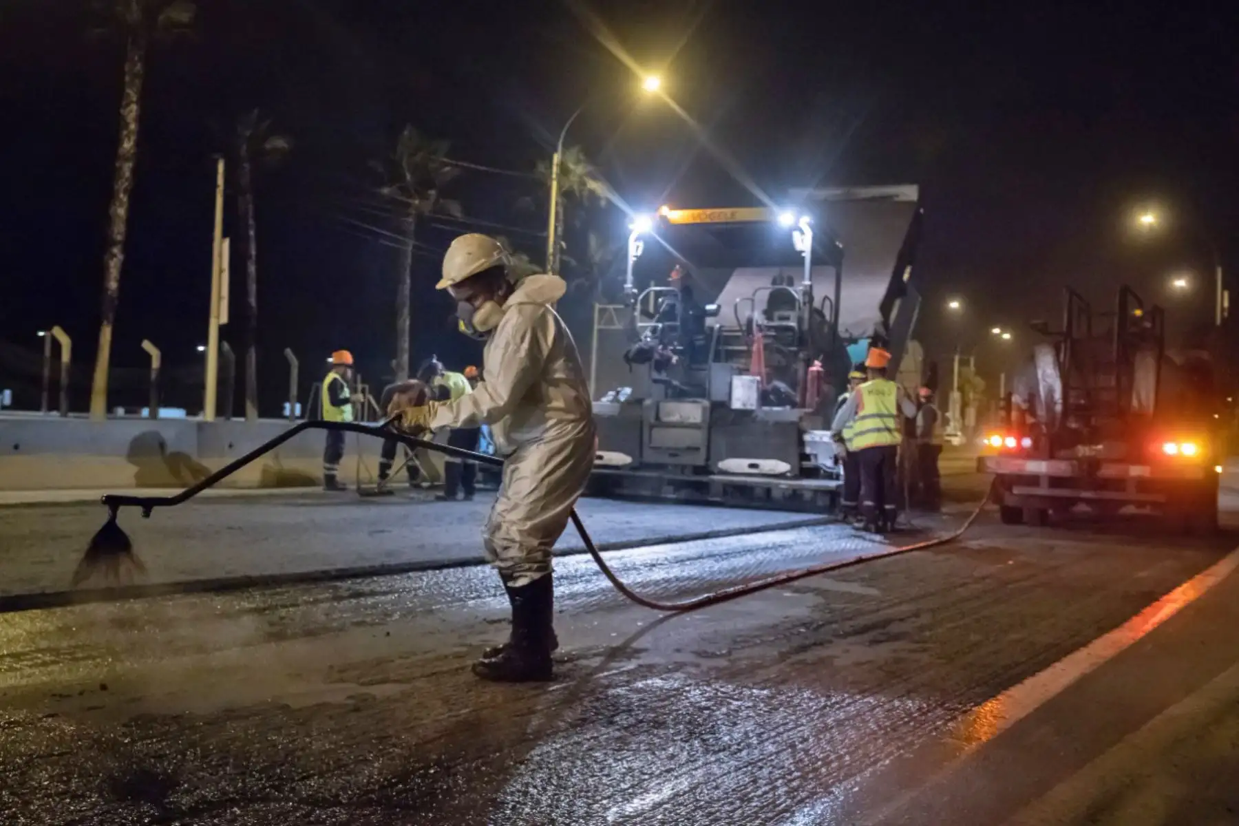 Los trabajos de mantenimiento se llevan a cabo en cuatro tramos, que hacen una extensión de 590 m, donde ya se ejecutó el retiro de la capa superficial de la calzada –que se encontraba en avanzado estado de deterioro– y la colocación de mezcla asfáltica nueva en un área de 6,114 m2. Foto: ANDINA/ Municipalidad de Lima