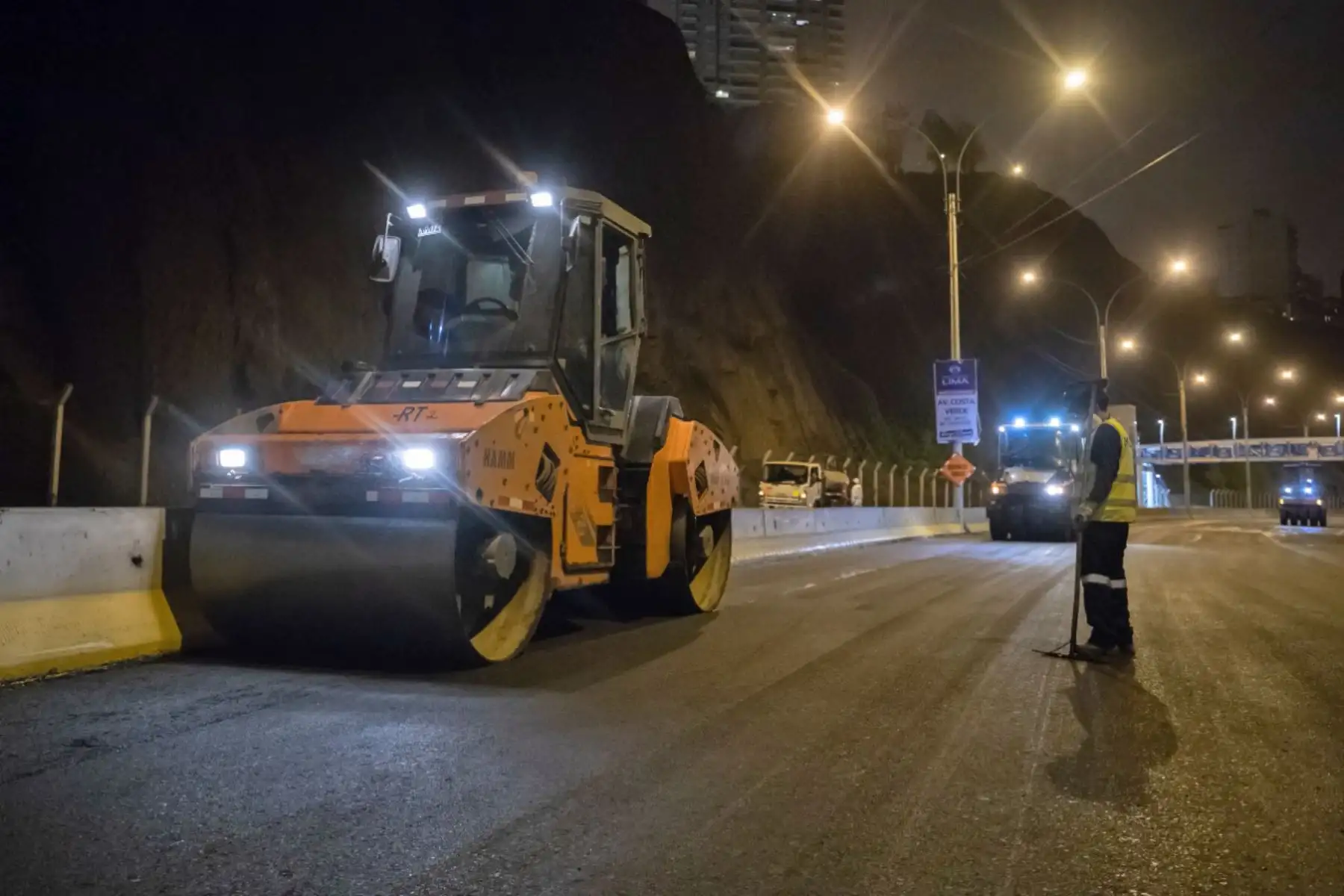 Los trabajos de mantenimiento se llevan a cabo en cuatro tramos, que hacen una extensión de 590 m, donde ya se ejecutó el retiro de la capa superficial de la calzada –que se encontraba en avanzado estado de deterioro– y la colocación de mezcla asfáltica nueva en un área de 6,114 m2. Foto: ANDINA/ Municipalidad de Lima