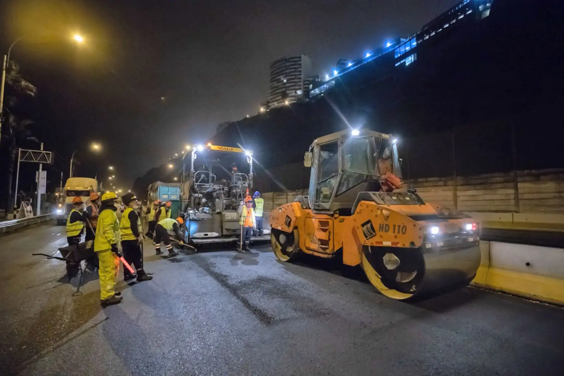 En los próximos días se efectuará el pintado de 917 m2 de señalización horizontal, lo cual brindará una mayor visibilidad y seguridad a los conductores que circulan por la vía. Las actividades de asfaltado se ejecutaron entre las 10 p.m. y 5 a.m., a fin de no interrumpir la fluidez vehicular en esta zona.  Foto: ANDINA/ Municipalidad de Lima