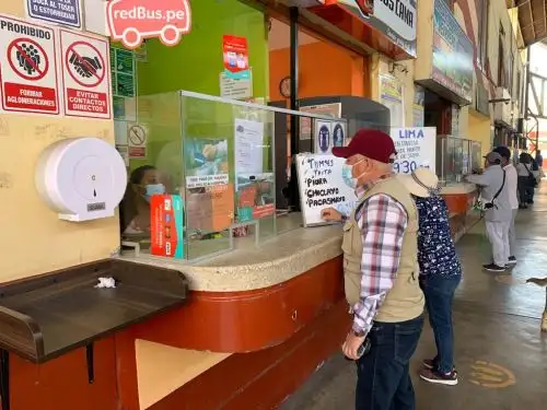 Las personas mayores de 45 años de edad que deseen realizar viajes interprovinciales a través del transporte terrestre deberán acreditar haber recibido las dos dosis de la vacuna contra el covid-19. Foto: ​ANDINA/difusión.