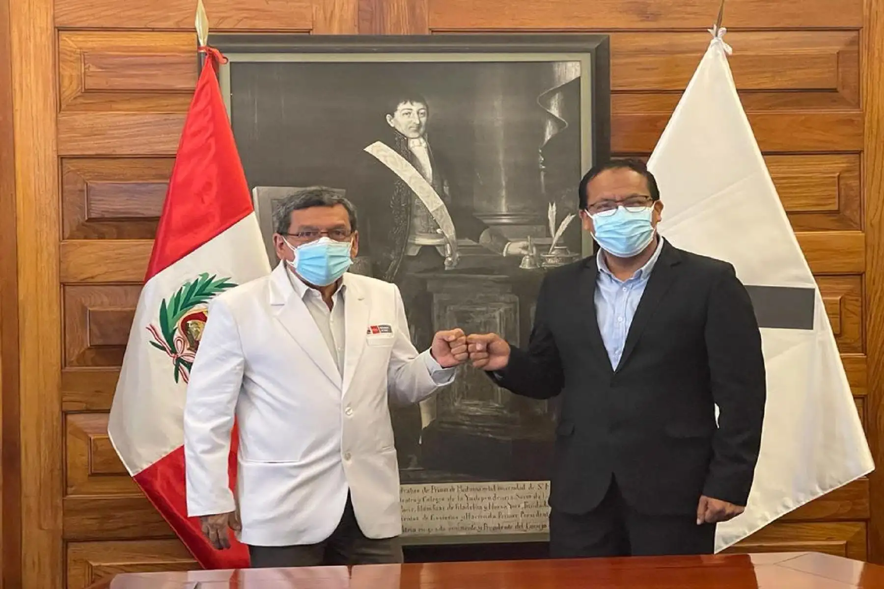 Ministros de Comercio Exterior y Turismo, Roberto Sánchez, y de Salud, Hernando Cevallos.