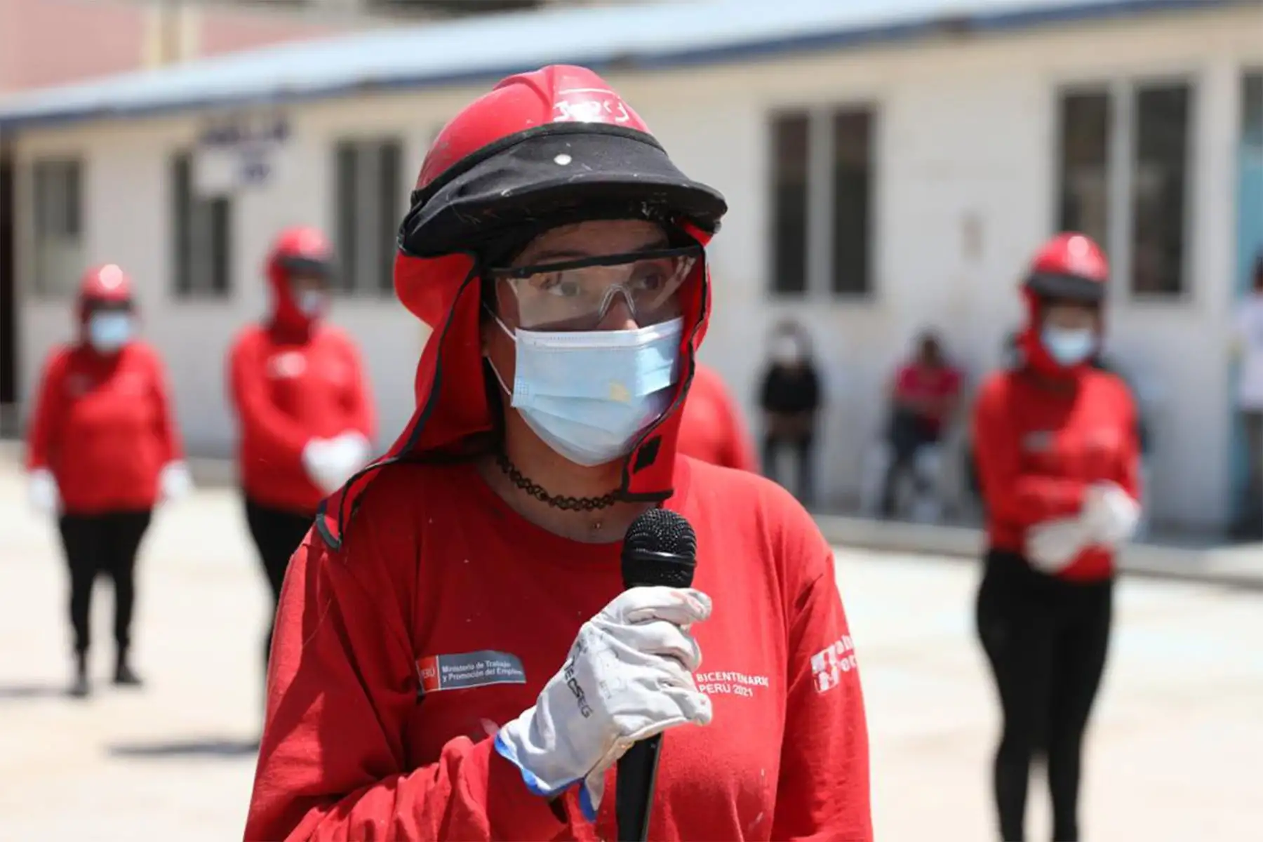 Ministra de Trabajo  de y Promoción del Empleo, Betssy Chávez supervisó las labores de limpieza, mantenimiento y acondicionamiento de la Institución Educativa 11013 de La Garita, ubicada en el distrito de Pimentel, las cuales han generado empleos temporales a través del programa Trabaja Perú.
Foto: MTPE