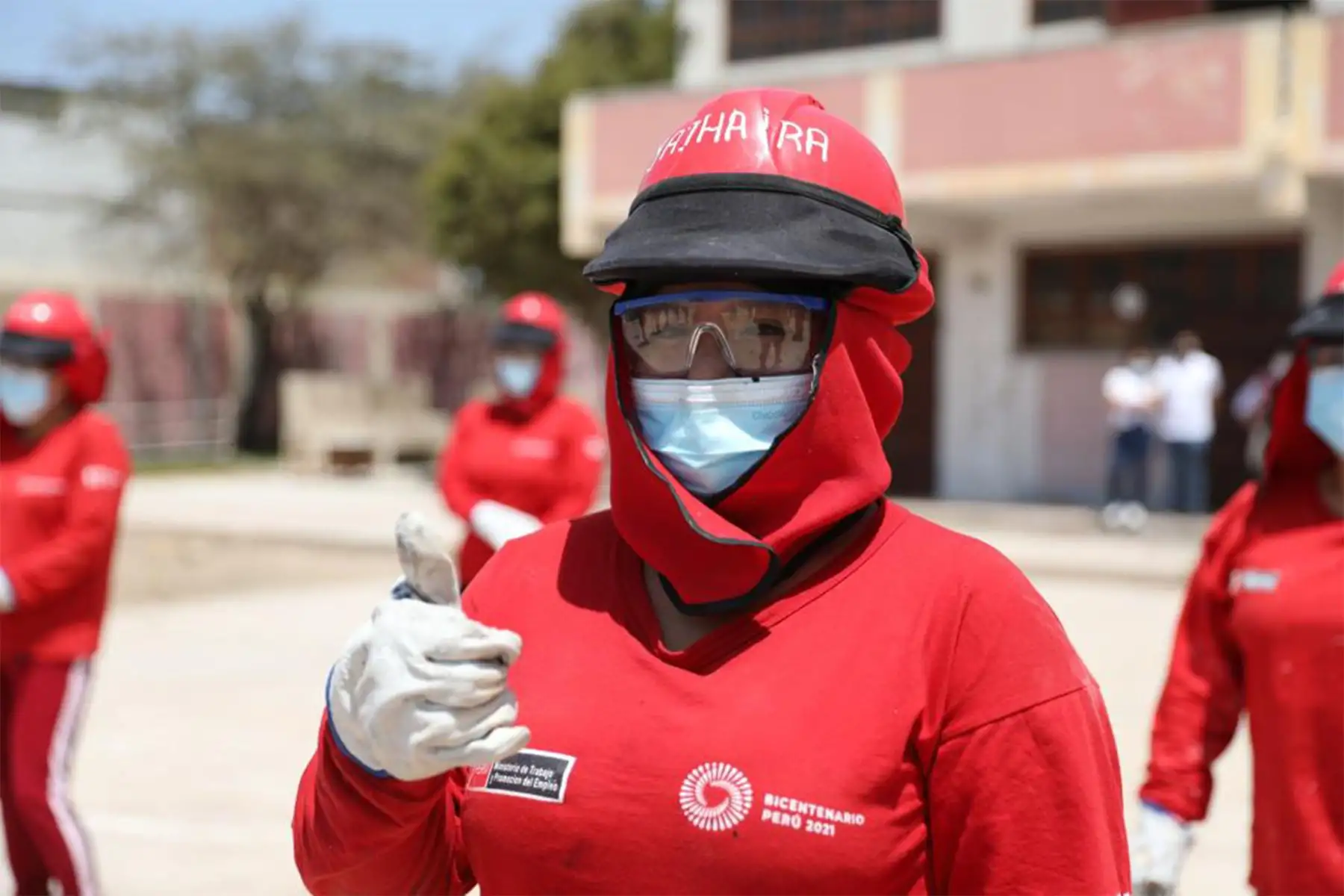 Ministra de Trabajo  de y Promoción del Empleo, Betssy Chávez supervisó las labores de limpieza, mantenimiento y acondicionamiento de la Institución Educativa 11013 de La Garita, ubicada en el distrito de Pimentel, las cuales han generado empleos temporales a través del programa Trabaja Perú.
Foto: MTPE