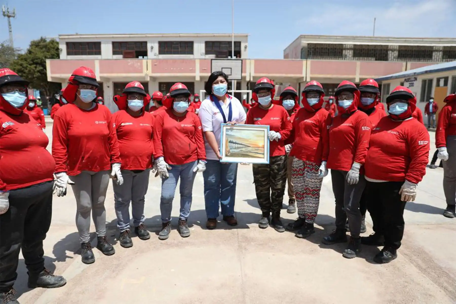 Ministra de Trabajo  de y Promoción del Empleo, Betssy Chávez supervisó las labores de limpieza, mantenimiento y acondicionamiento de la Institución Educativa 11013 de La Garita, ubicada en el distrito de Pimentel, las cuales han generado empleos temporales a través del programa Trabaja Perú.
Foto: MTPE