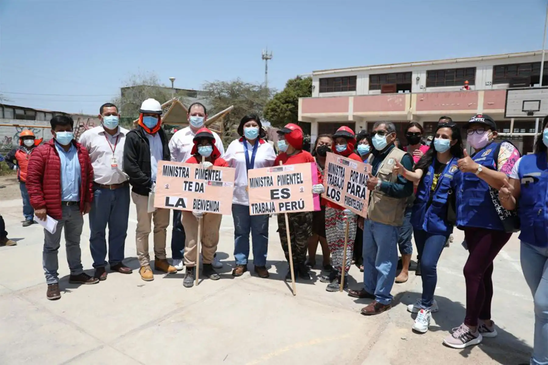Ministra de Trabajo  de y Promoción del Empleo, Betssy Chávez supervisó las labores de limpieza, mantenimiento y acondicionamiento de la Institución Educativa 11013 de La Garita, ubicada en el distrito de Pimentel, las cuales han generado empleos temporales a través del programa Trabaja Perú.
Foto: MTPE