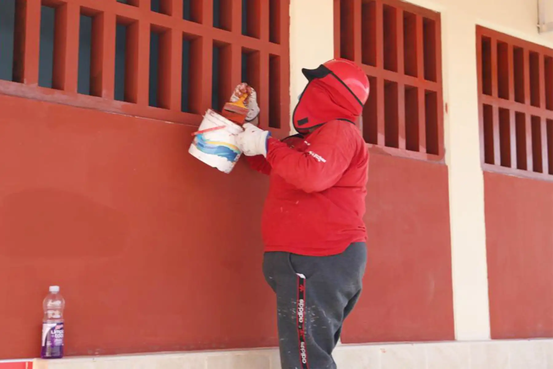 Ministra de Trabajo  de y Promoción del Empleo, Betssy Chávez supervisó las labores de limpieza, mantenimiento y acondicionamiento de la Institución Educativa 11013 de La Garita, ubicada en el distrito de Pimentel, las cuales han generado empleos temporales a través del programa Trabaja Perú.
Foto: MTPE