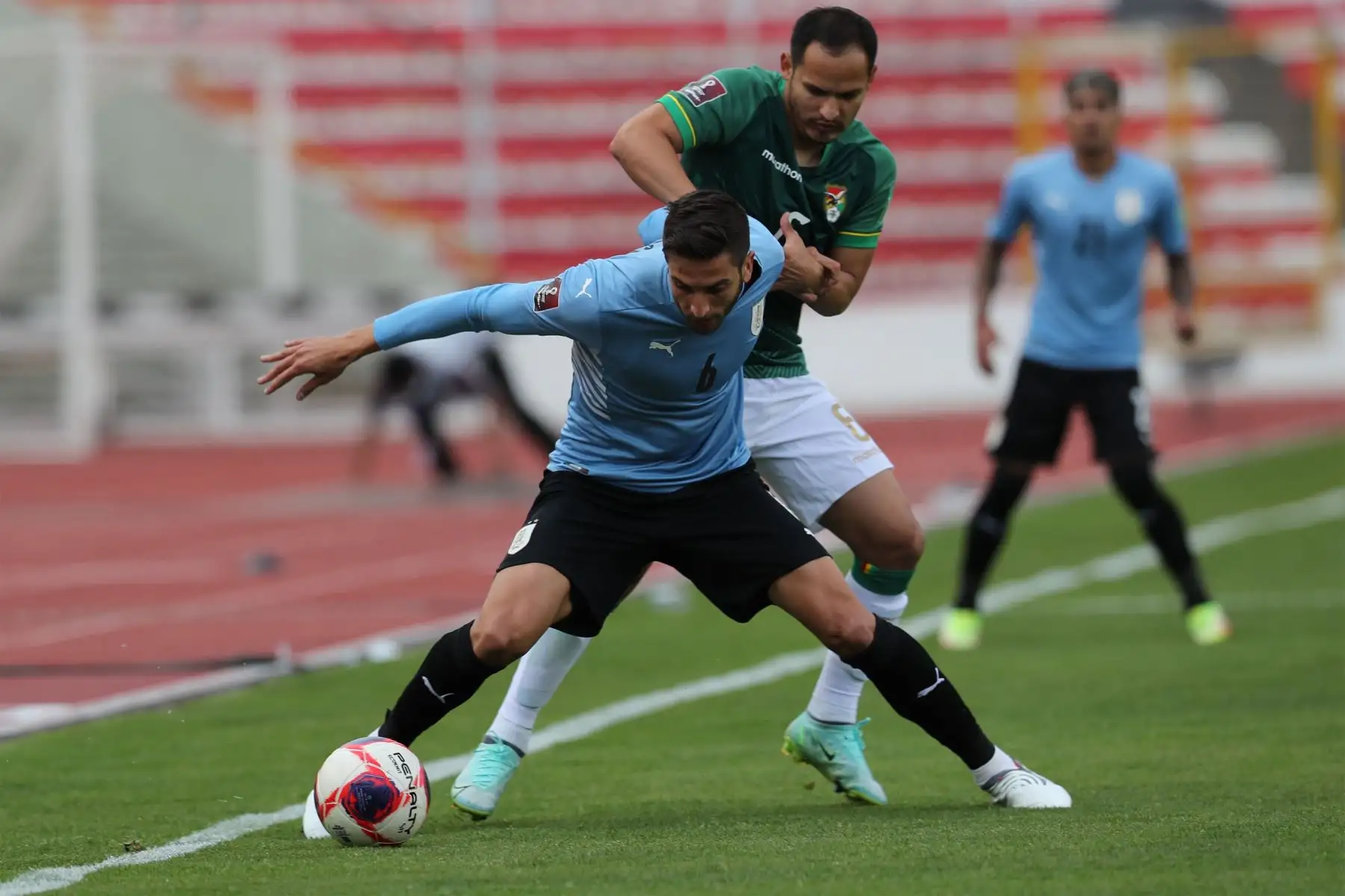 Leonel Justiniano de Bolivia disputa el balón con Rodrigo Betancur de Uruguay , durante un partido de las eliminatorias sudamericanas rumbo al Mundial de Catar 2022 entre Bolivia y Uruguay, disputado en el estadio Olímpico Hernando Siles, en La Paz.
Foto: EFE