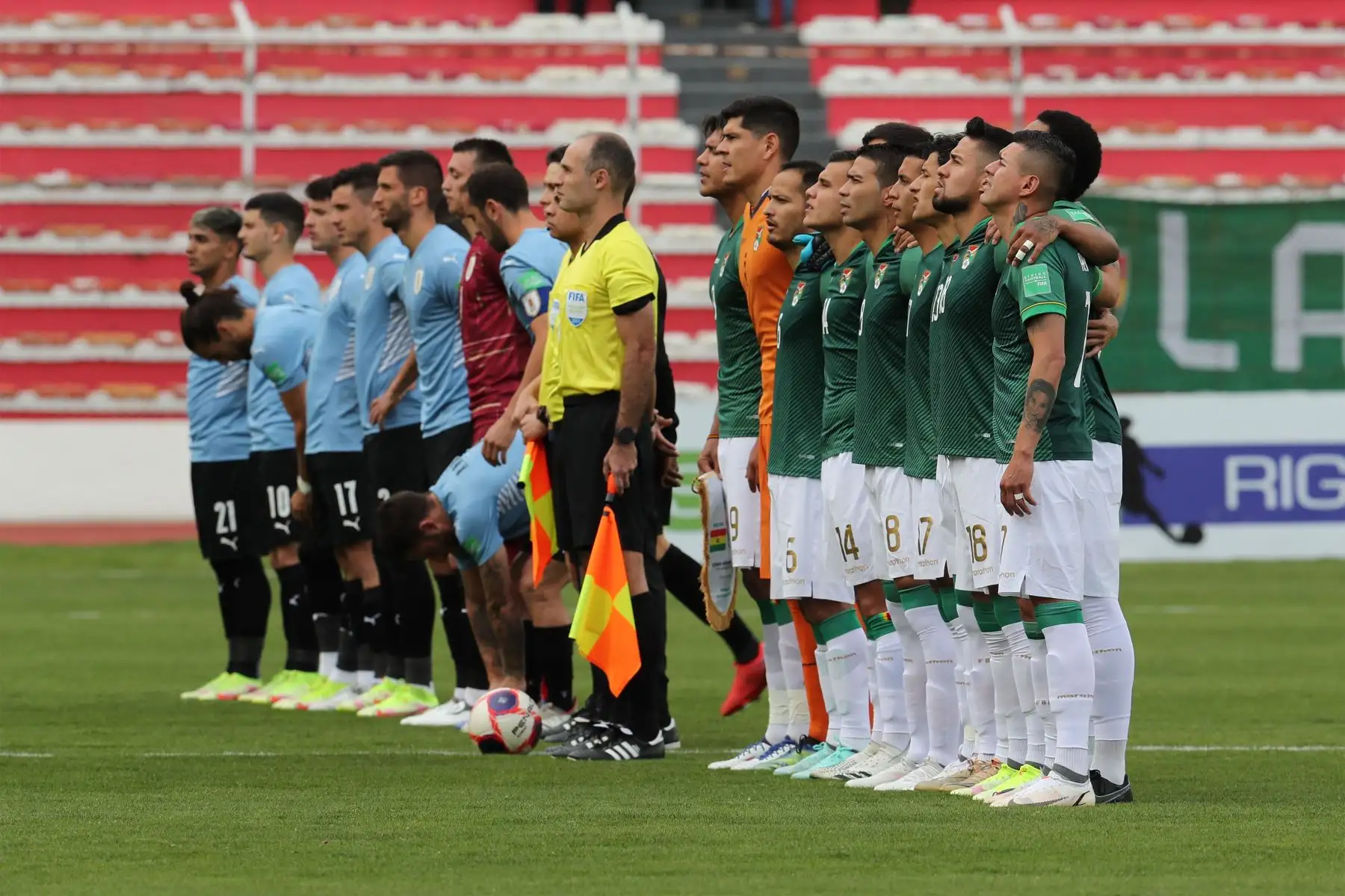Los jugadores de Bolivia  y Uruguay se forman, previo a un partido de las eliminatorias sudamericanas rumbo al Mundial de Catar 2022 entre Bolivia y Uruguay, disputado en el estadio Olímpico Hernando Siles, en La Paz.
Foto: EFE